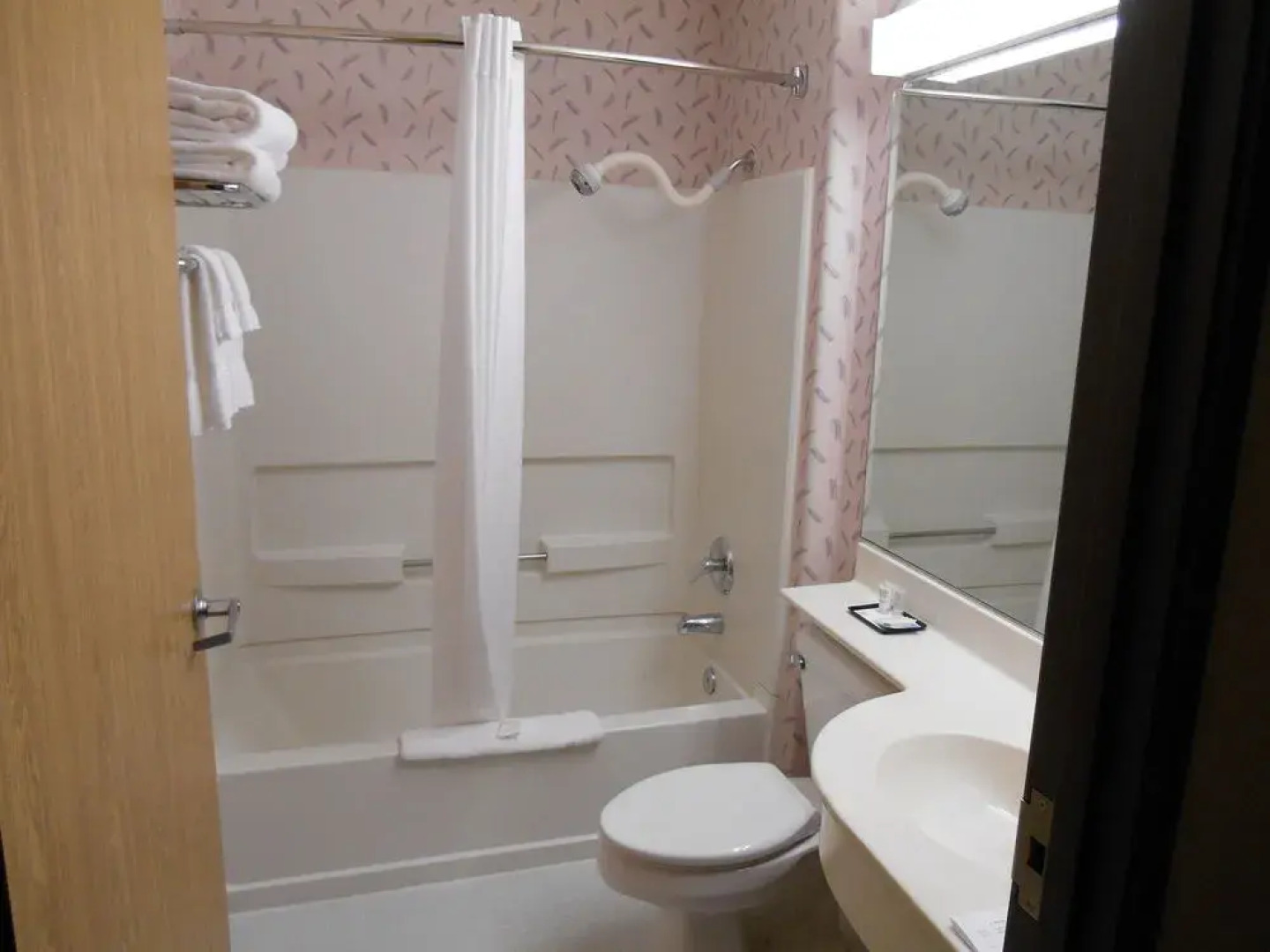 GuestHouse Inn & Suites Sutherlin