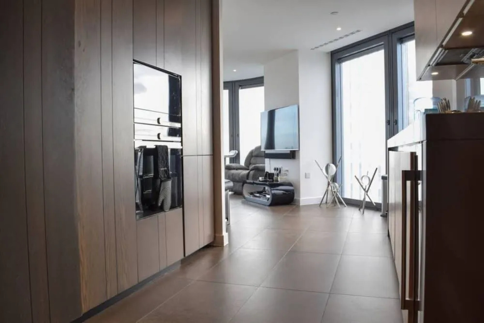 Stylish 2 Bedroom With Access to Pool and Gym