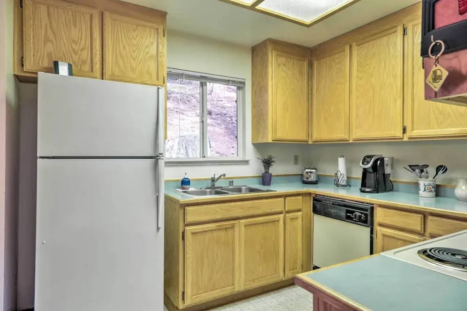 4 Mi to Big Tree State Park: Serene Cabin w/ Deck