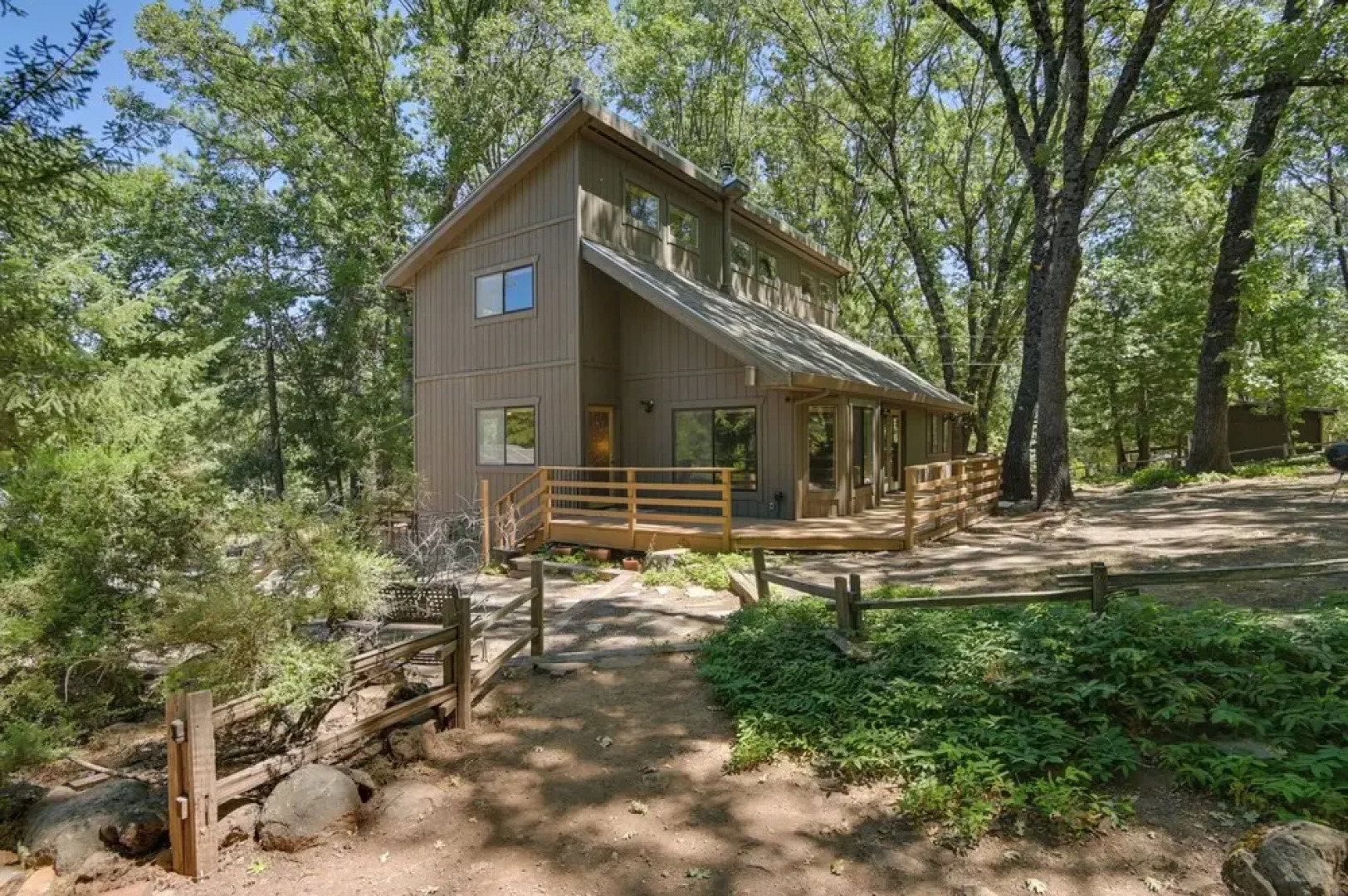 Welcoming Cole Ridge Chalet in Kelseyville!