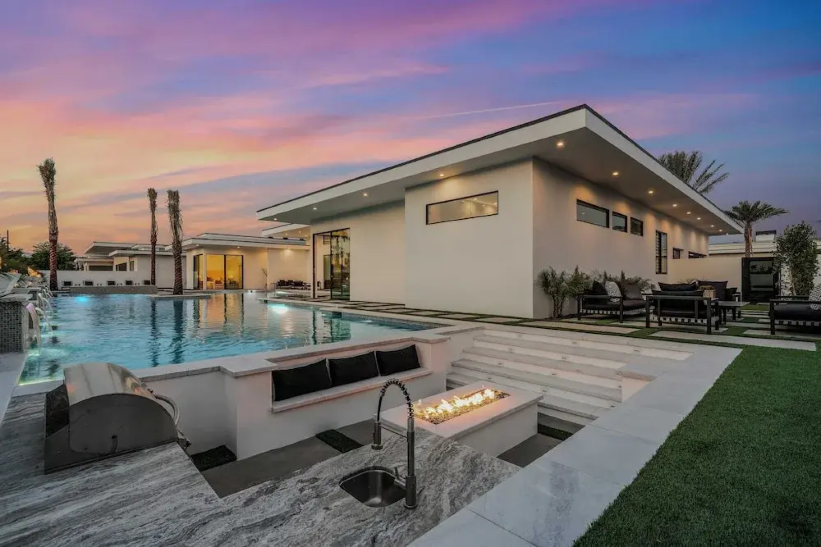 Sleeps 31 2 Luxury Villas w/ Pool + Spa, Putting Green Bravo by Avantstay