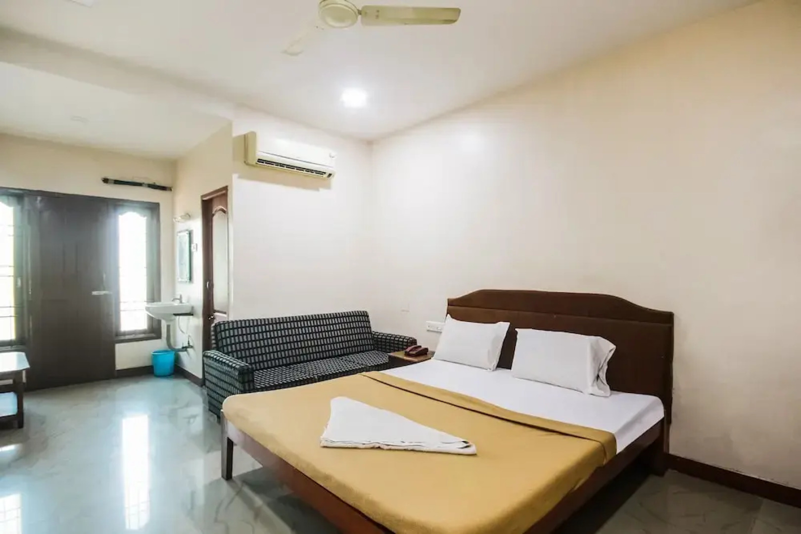 SPOT ON 44152 Lk Residency