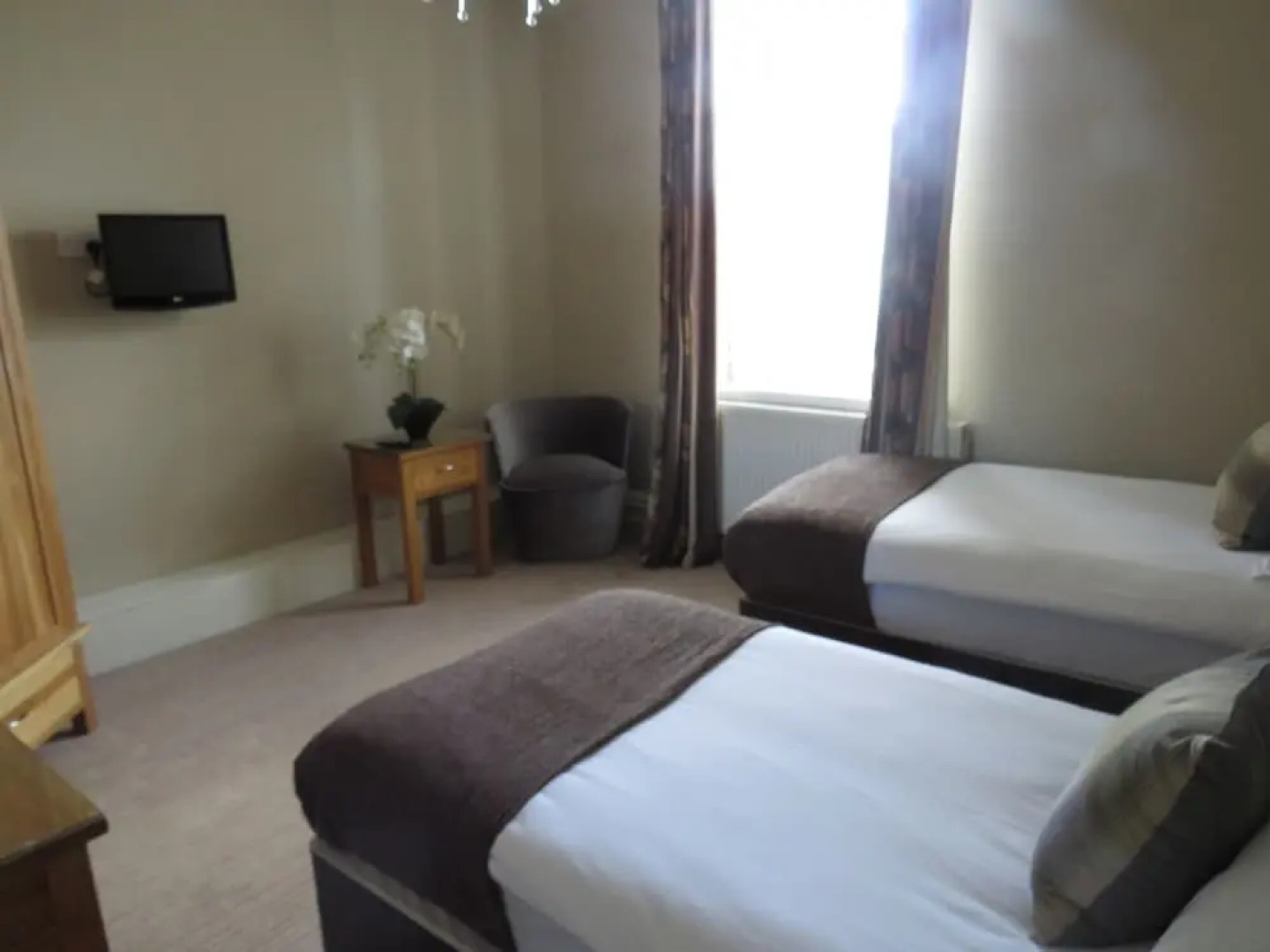 The Station Bar Grill and Rooms