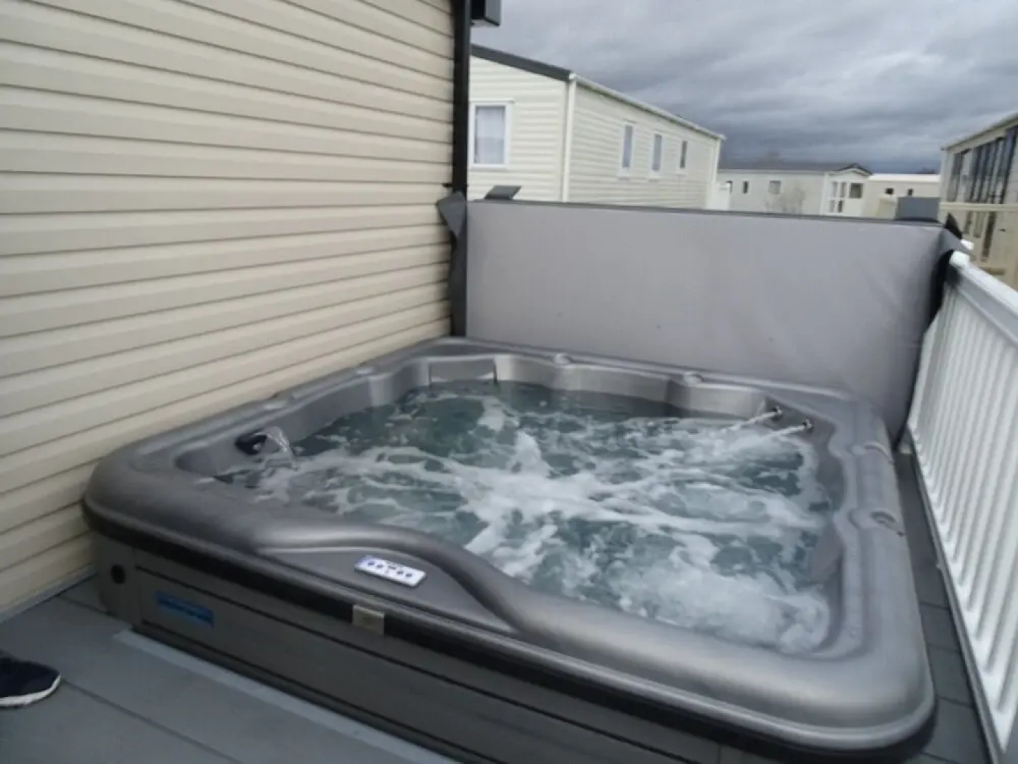 Luxury Hot Tub Retreat Caravan At Tattersall