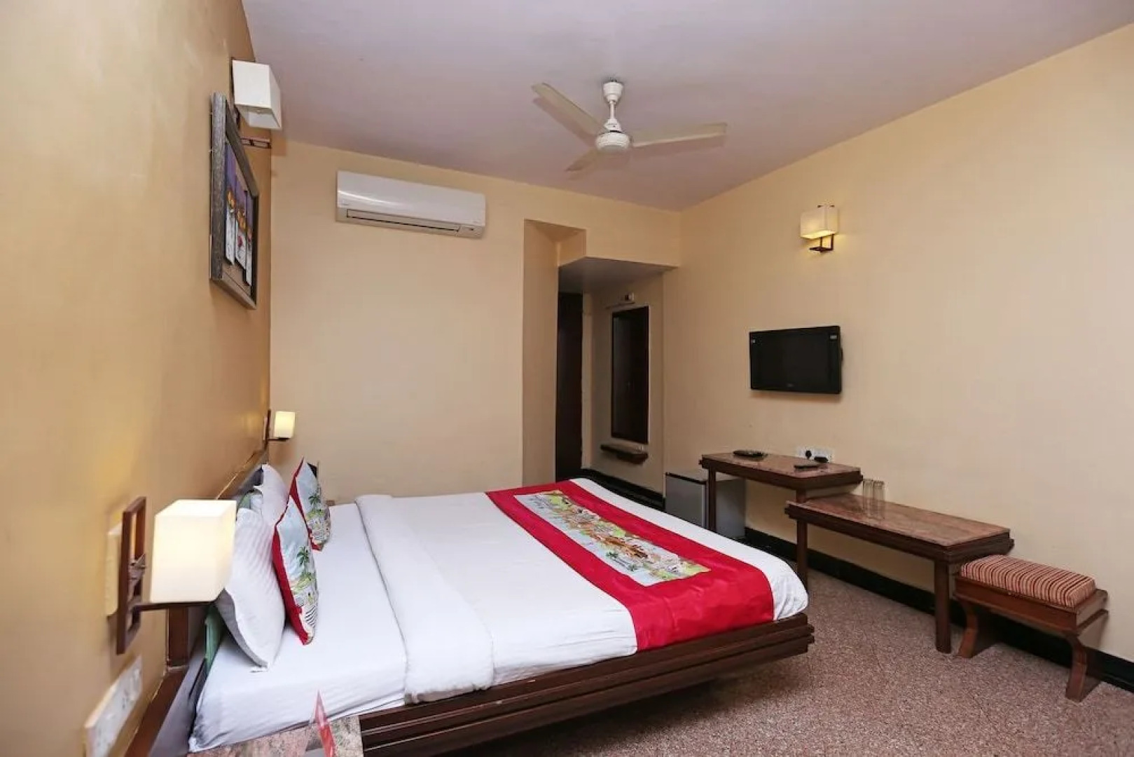 OYO 8600 Hotel Deepali Executive