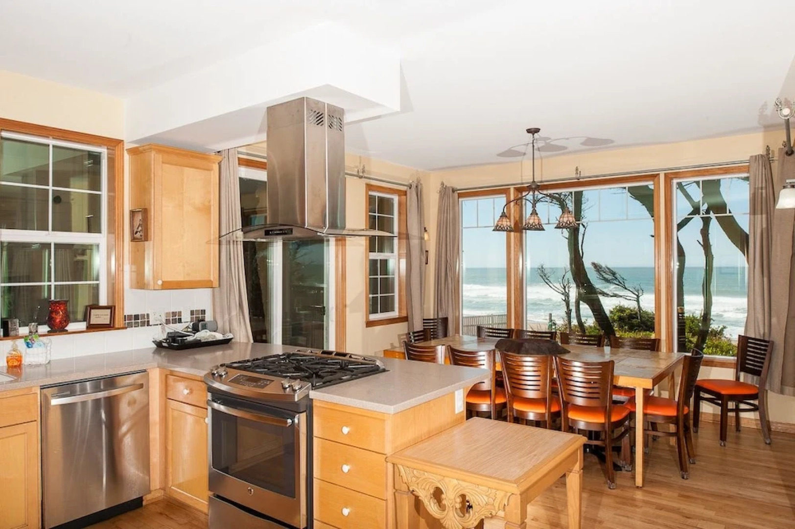 Sheltering Pines 4 Br cottage by RedAwning