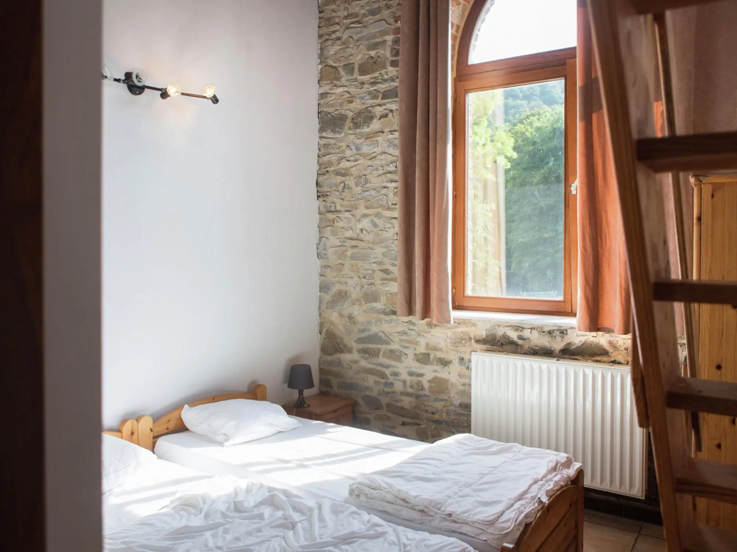 Mansion With Pool, Neblon