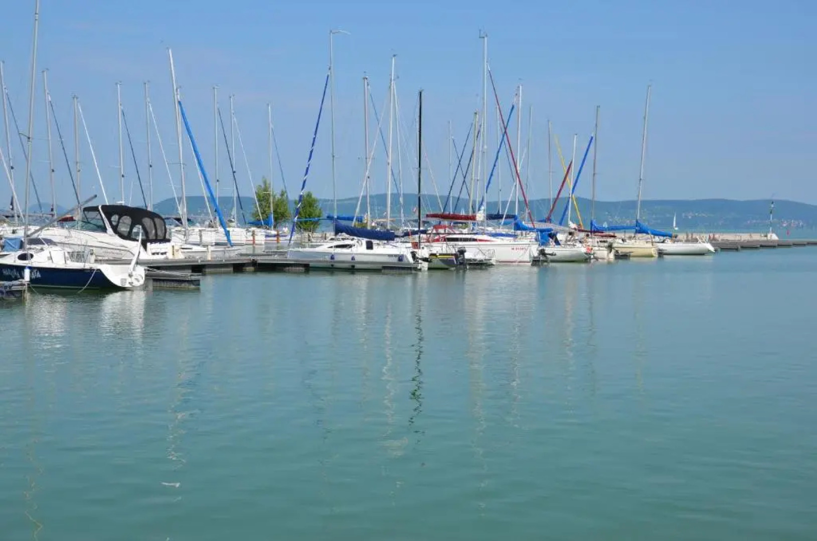 Modern Apartment with Lake View
