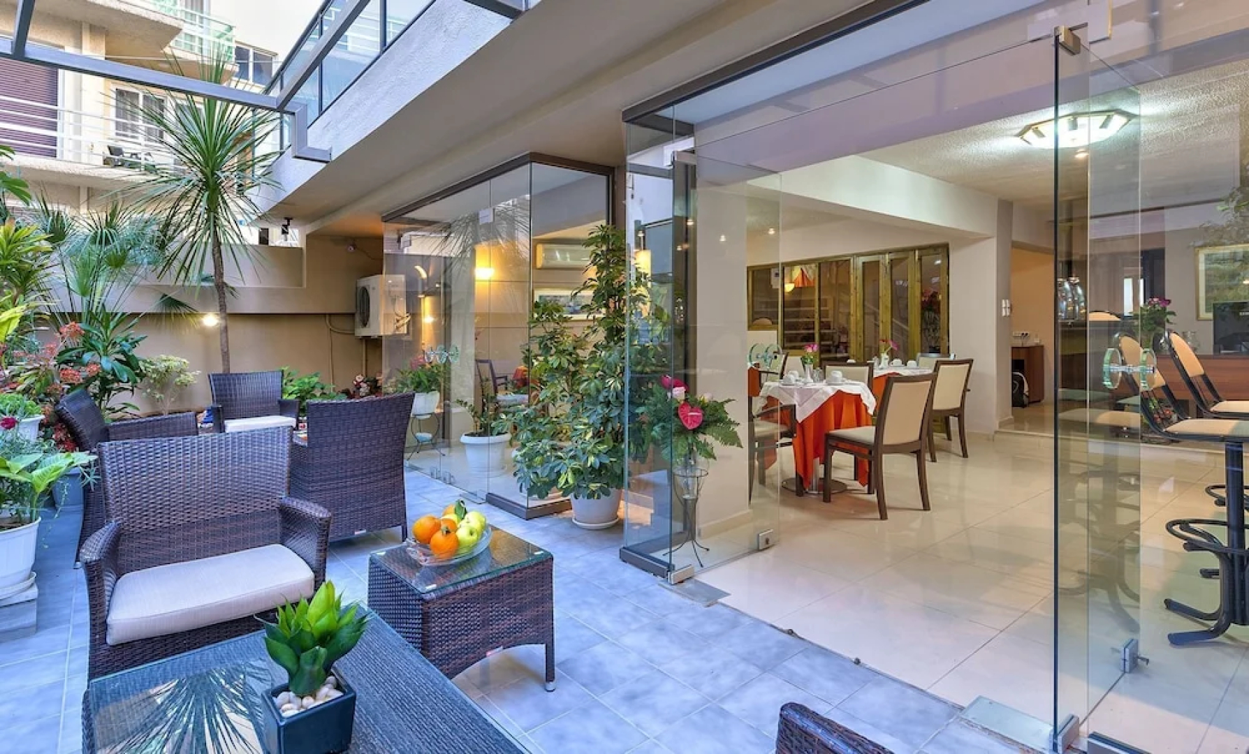 Leonidas Hotel And Apartments