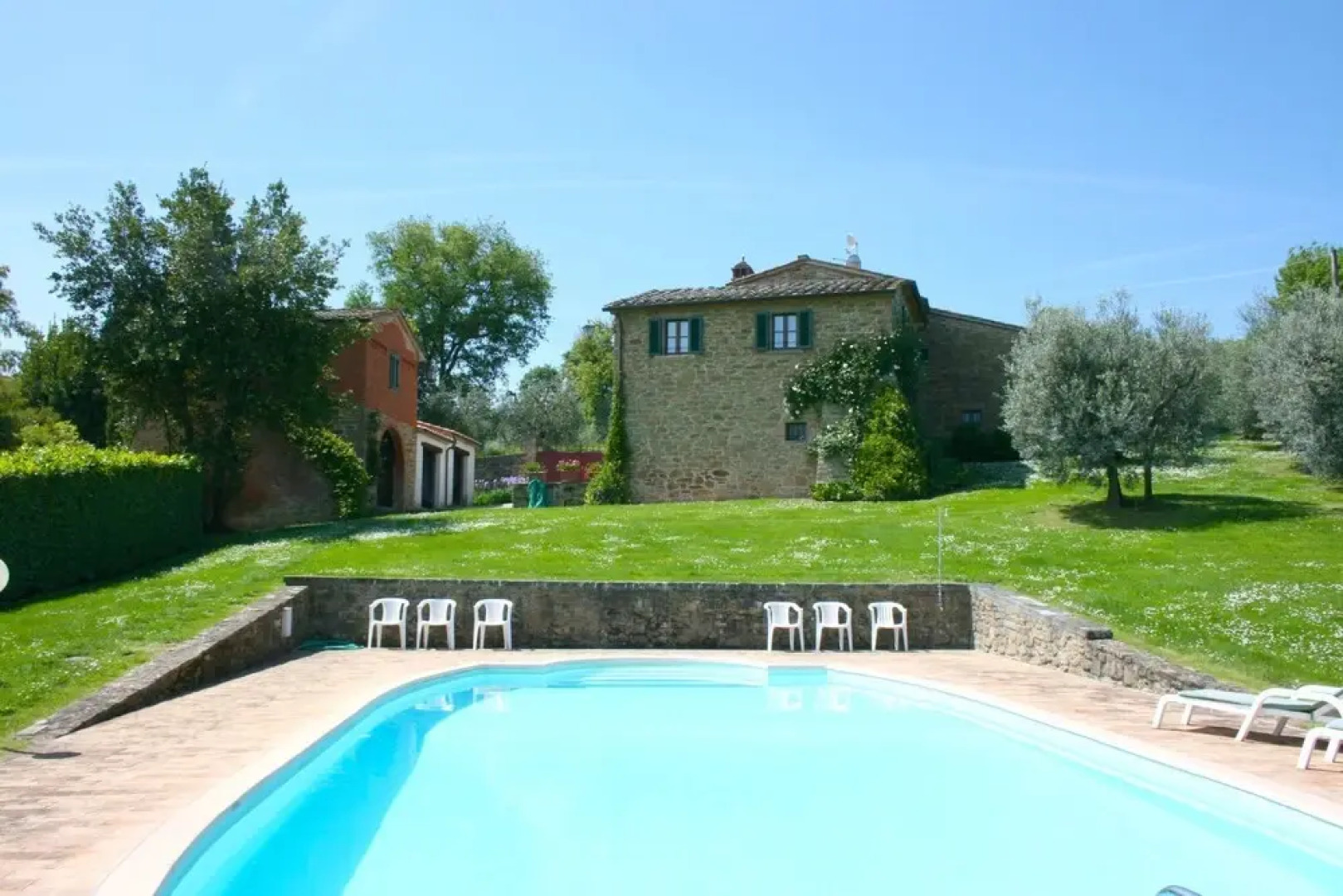 Wonderful private villa with WIFI, private pool, TV, pets allowed and parking, close to Arezzo