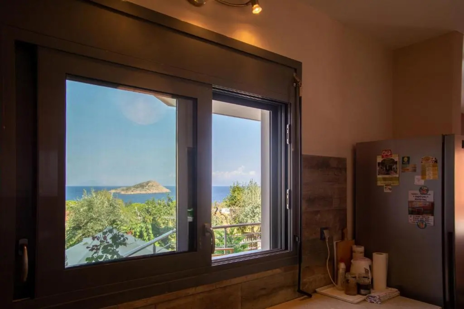 Serenity villa-1st floor-Sea view-Sandy beach 250m away.