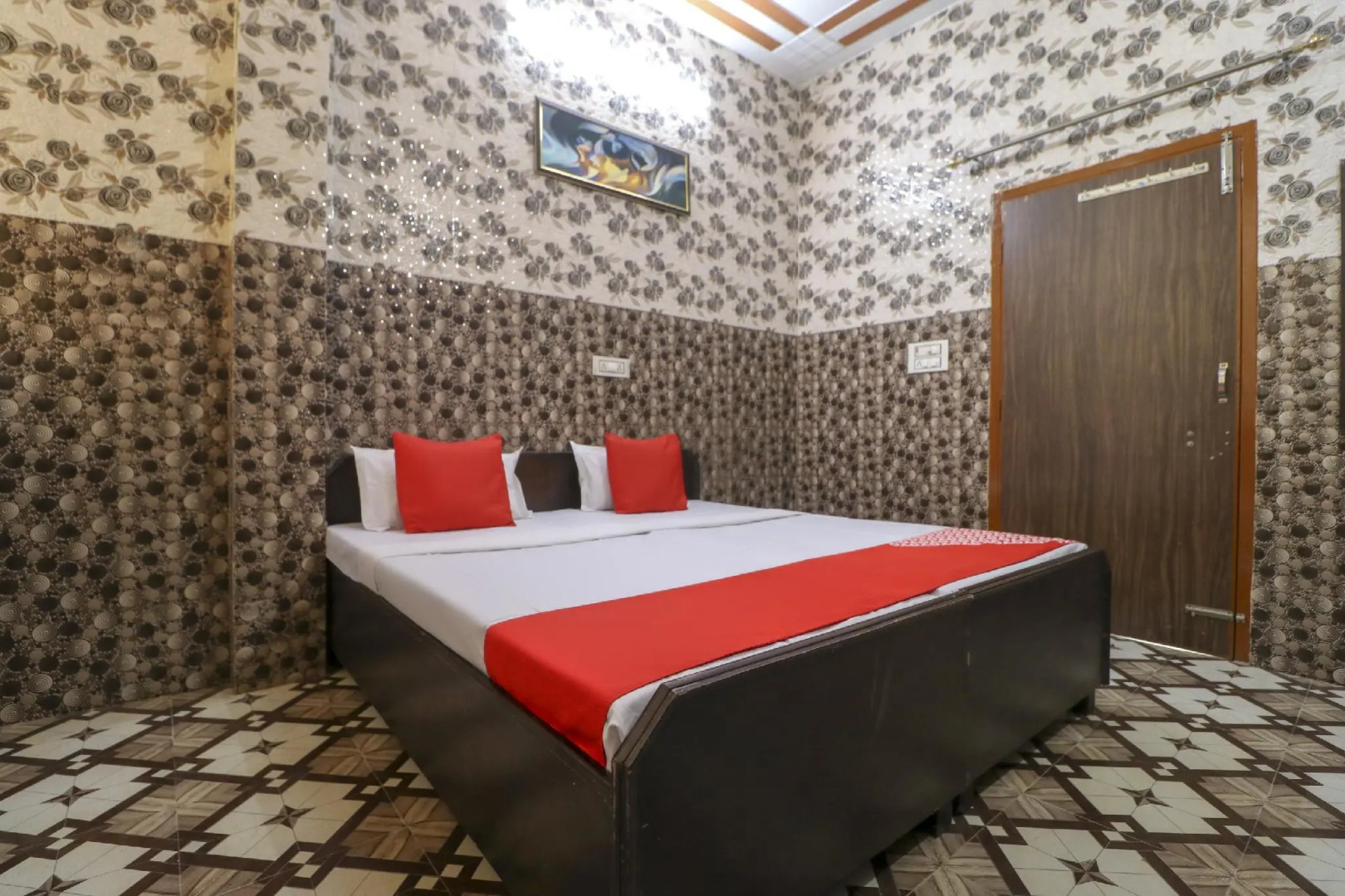 OYO 76337 Hotel Famous Inn