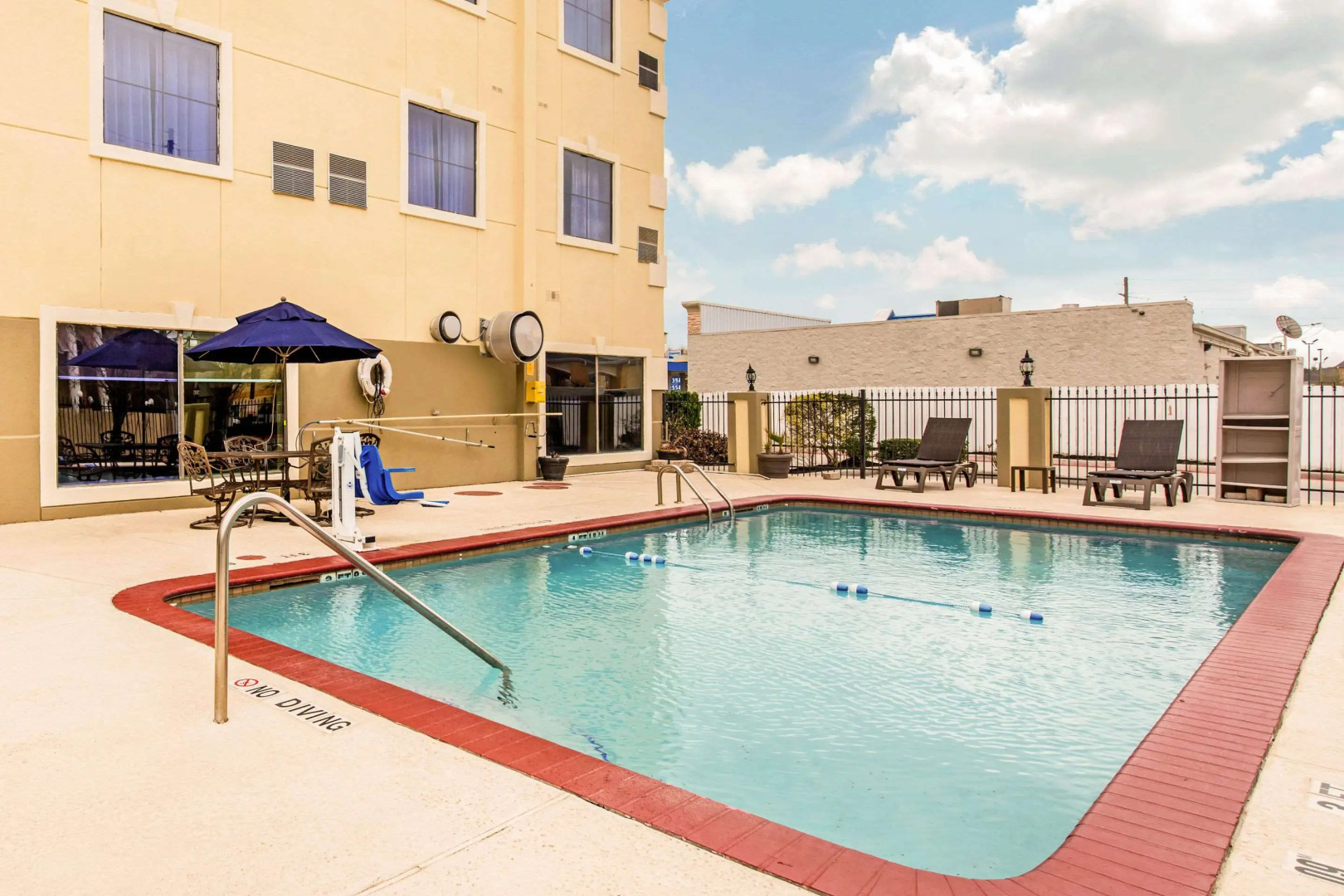 Comfort Inn & Suites IAH Bush Airport – East