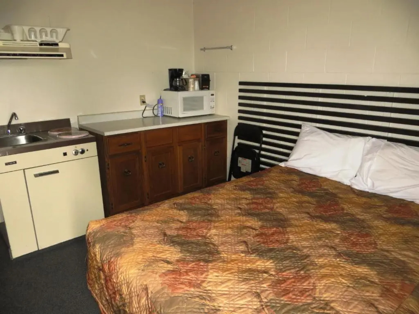 Macklin Motor Inn