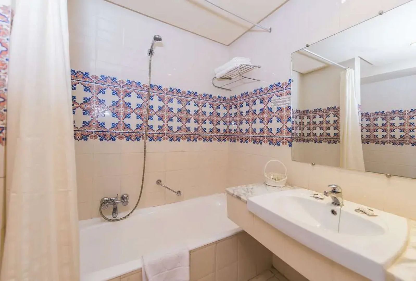 Abou Sofiane-Families & Couples Only