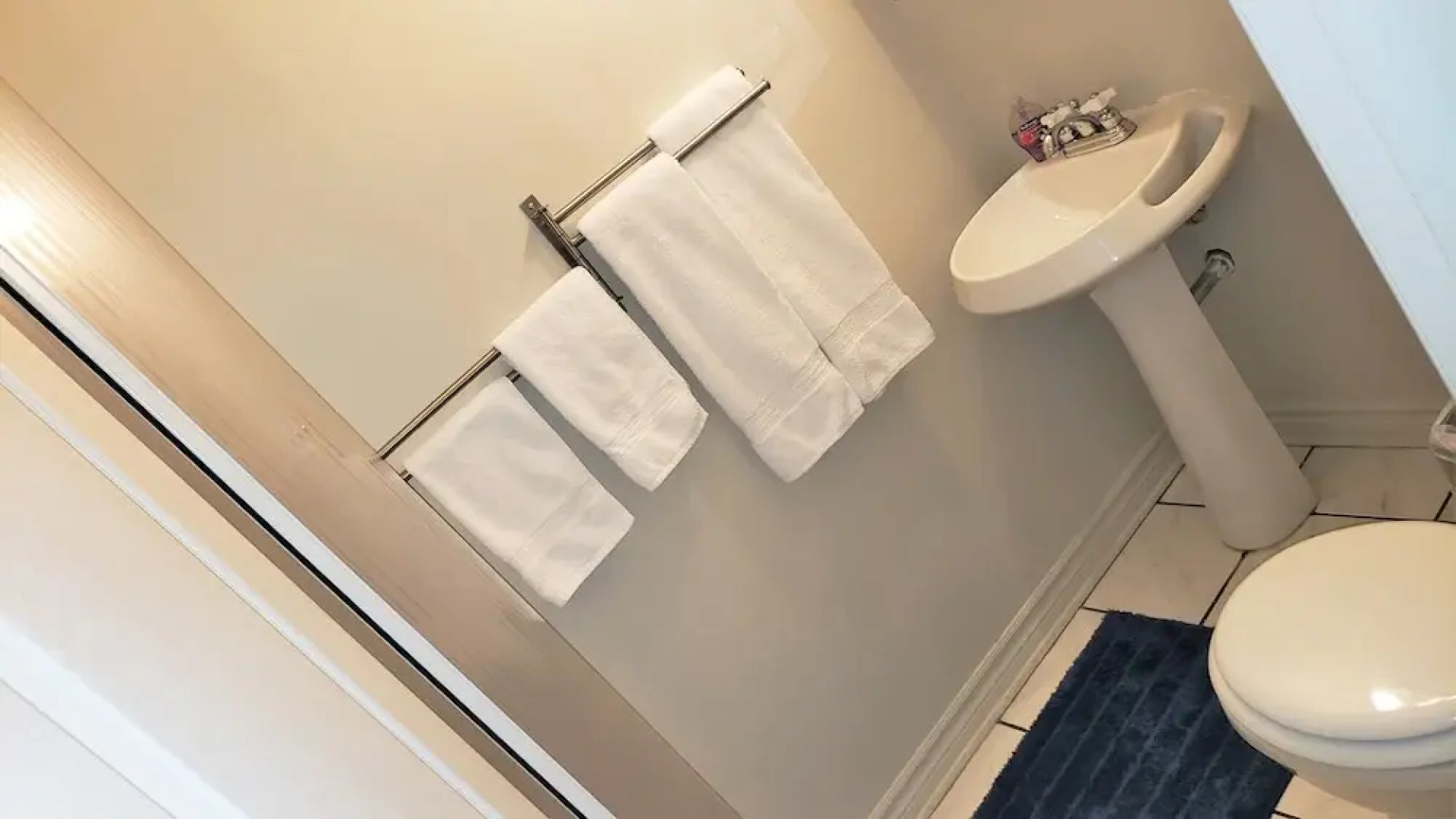 Kokomo Inn - Tropical Riverfront B&B