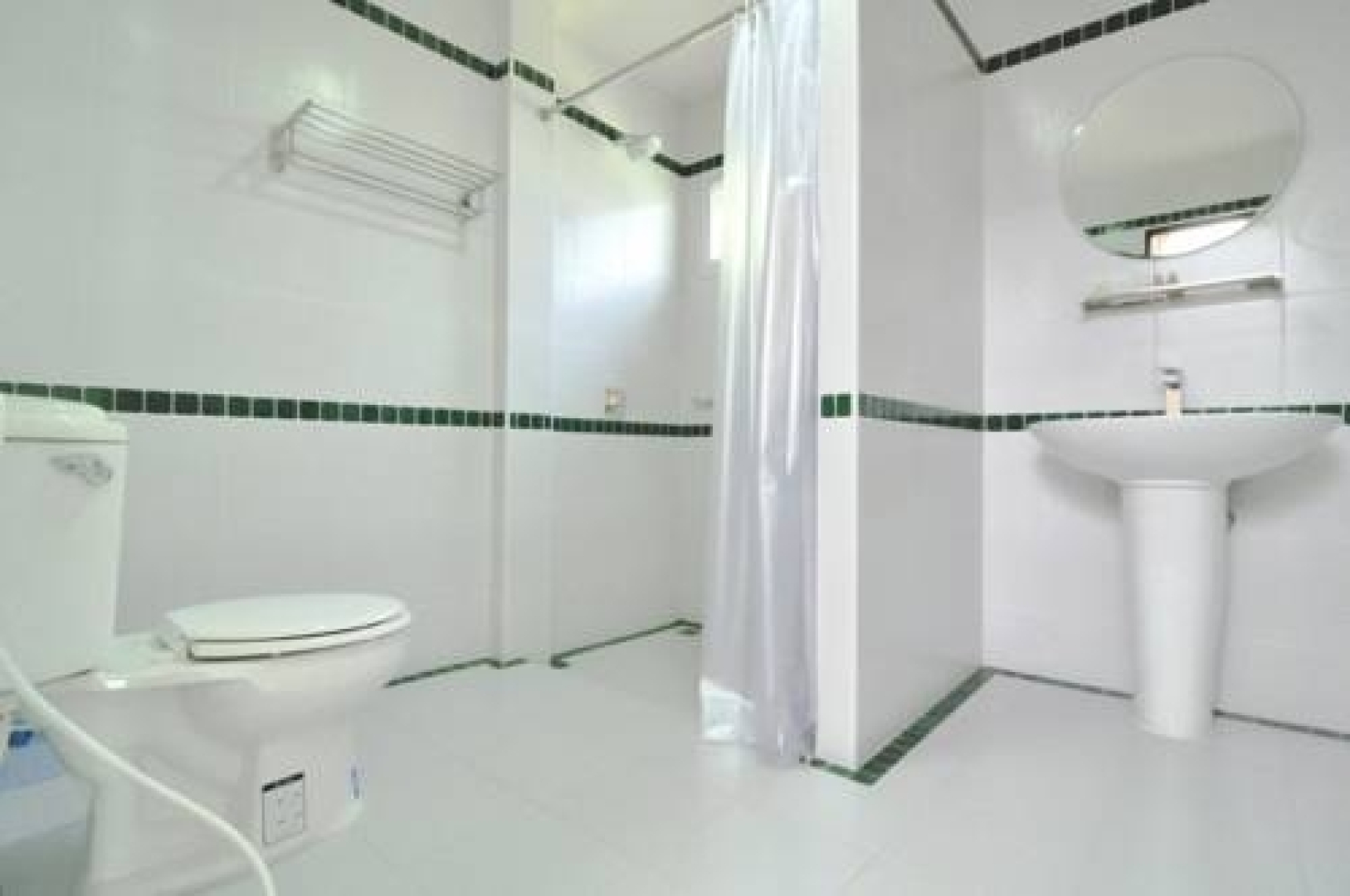 Lakeside Chalet by Mida