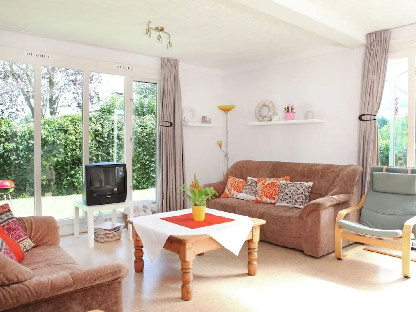 Comfortably Furnished Bungalow on Lake Veere