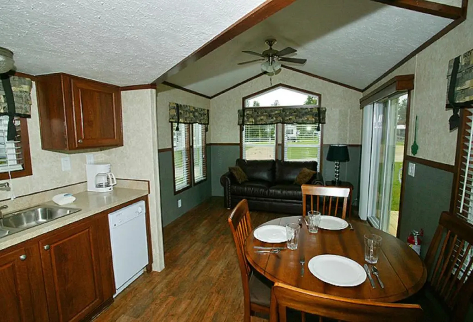 Arrowhead Camping Resort Cottage 11