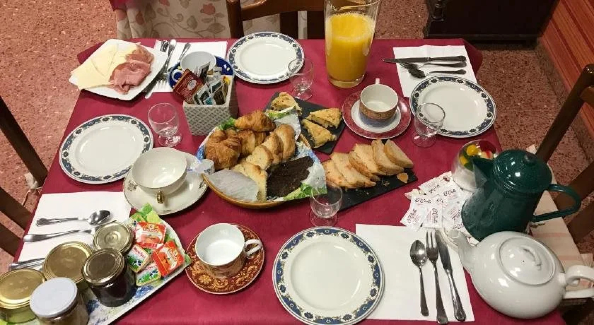 Hostal Restaurante Pirineos