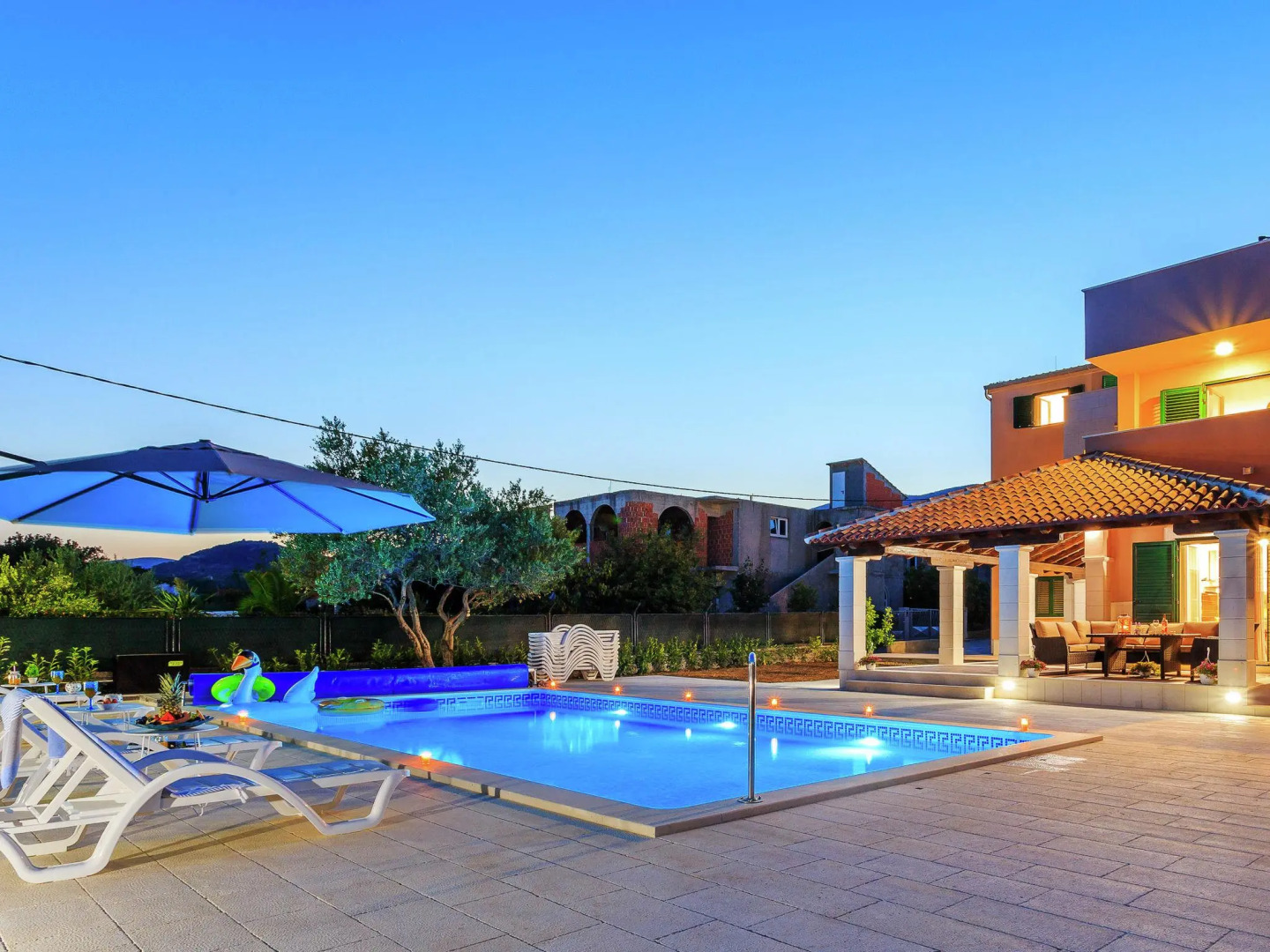 Modern apartment, private terrace, shared heated pool, near Trogir and Split