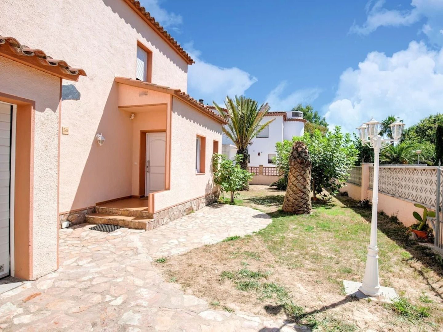 House for 4 With Private Swimming Pool, Near the Beach