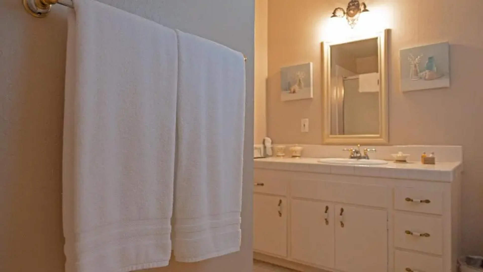 Cinnamon Bear Creekside Inn