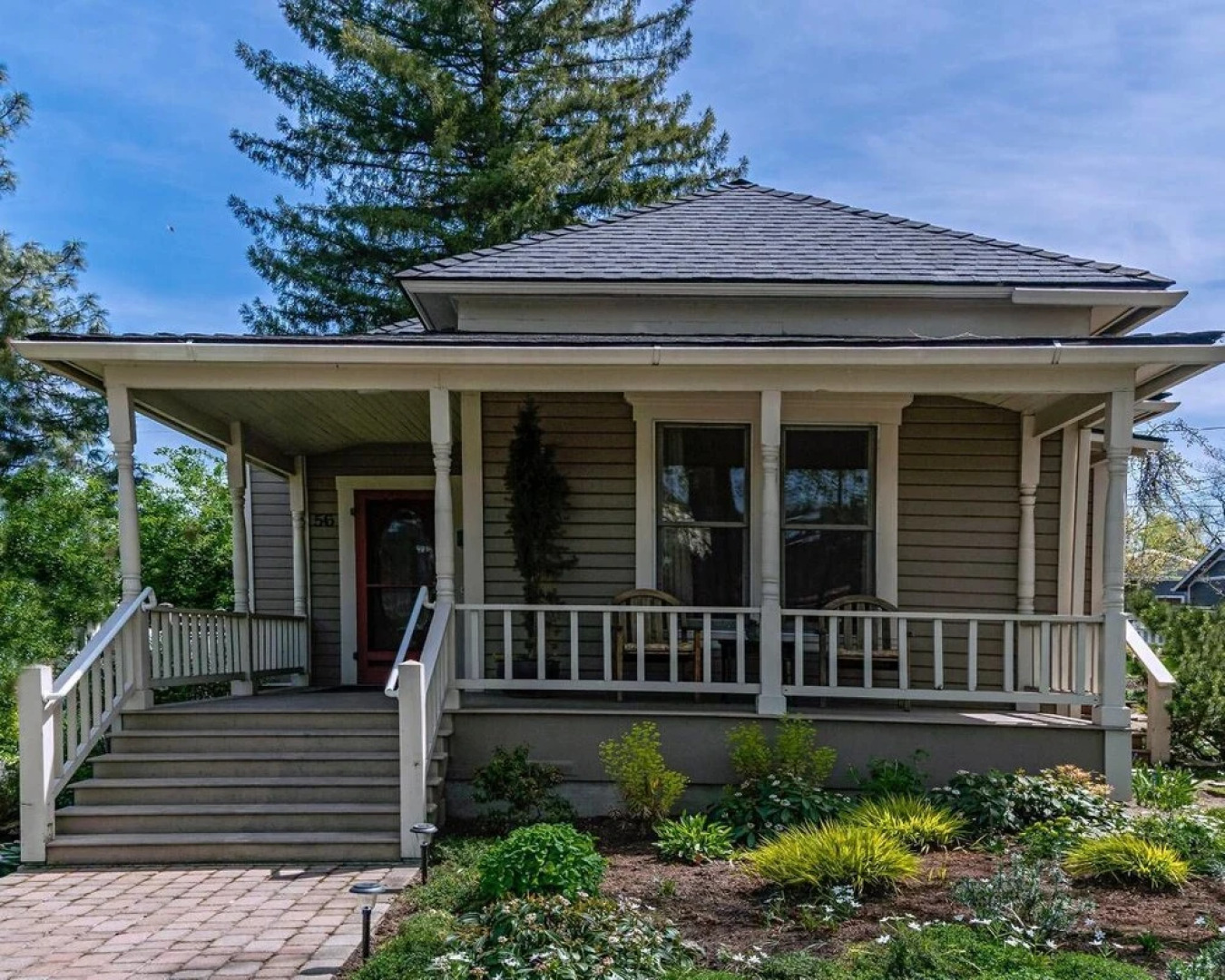 '1900' House and Cottage ~ Near OSF ~ Sleeps 10