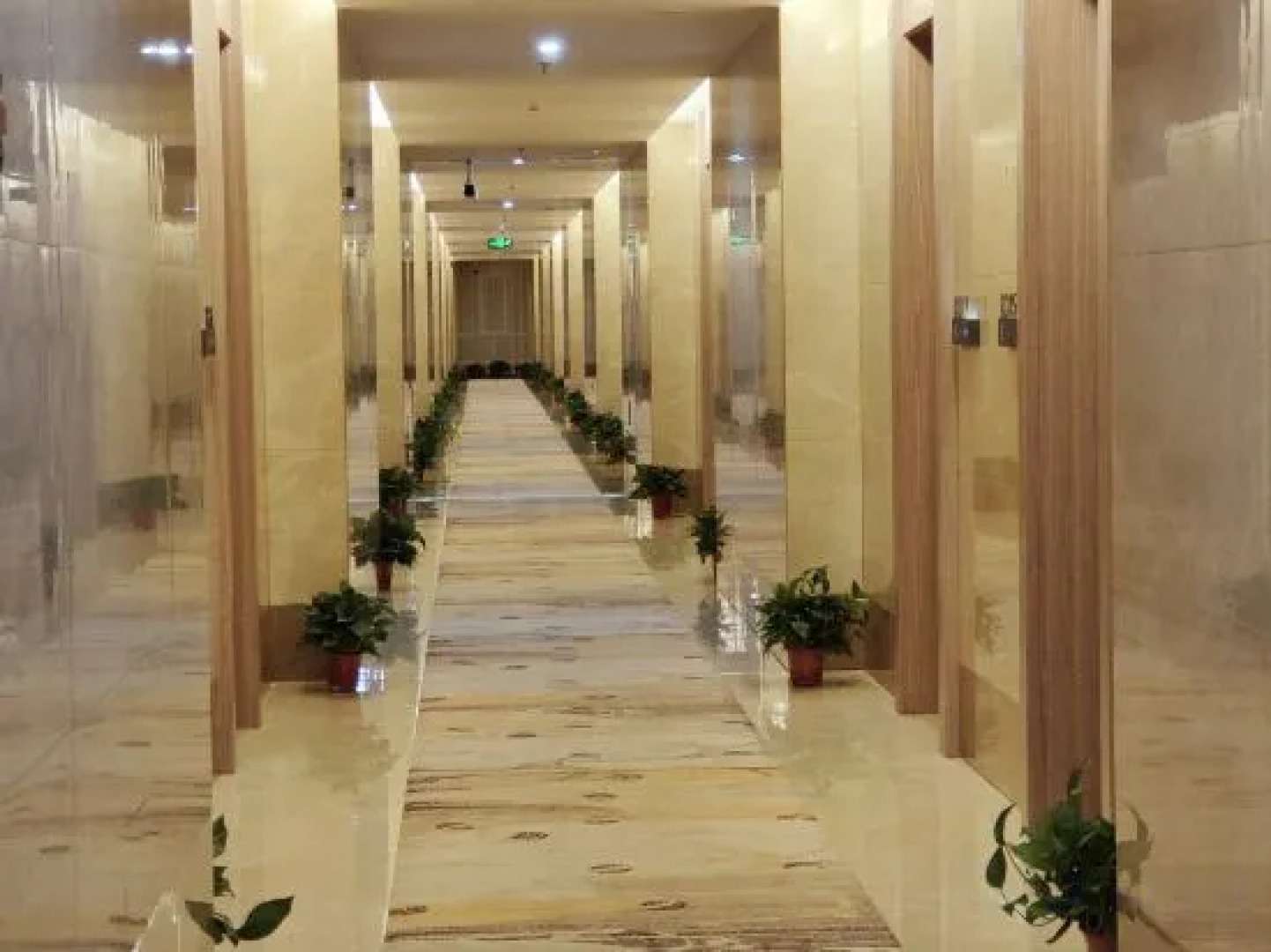 Ejin Tianxia Huyang Guesthouse