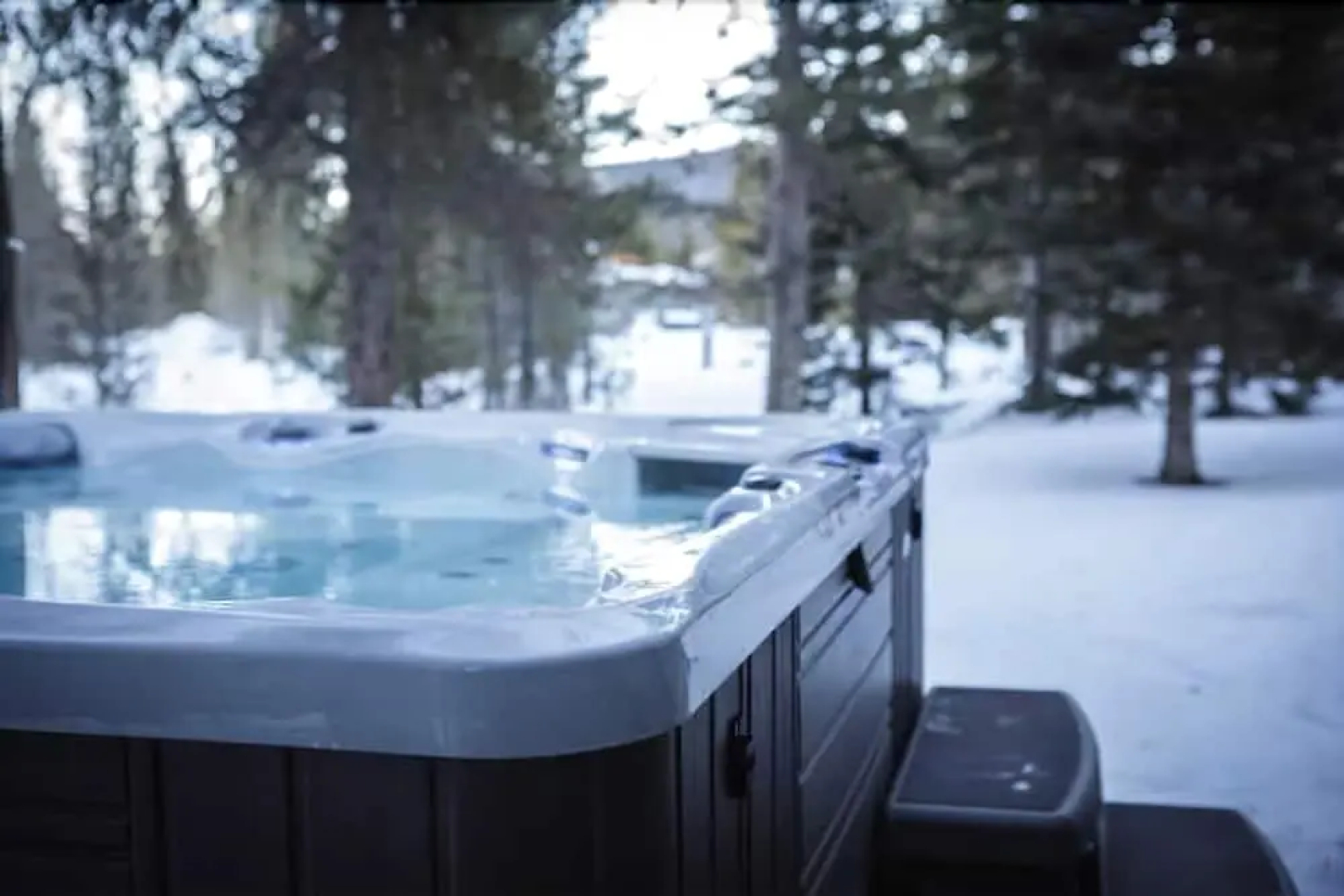 Royal Tiger Lodge (Private Home with Hot Tub)