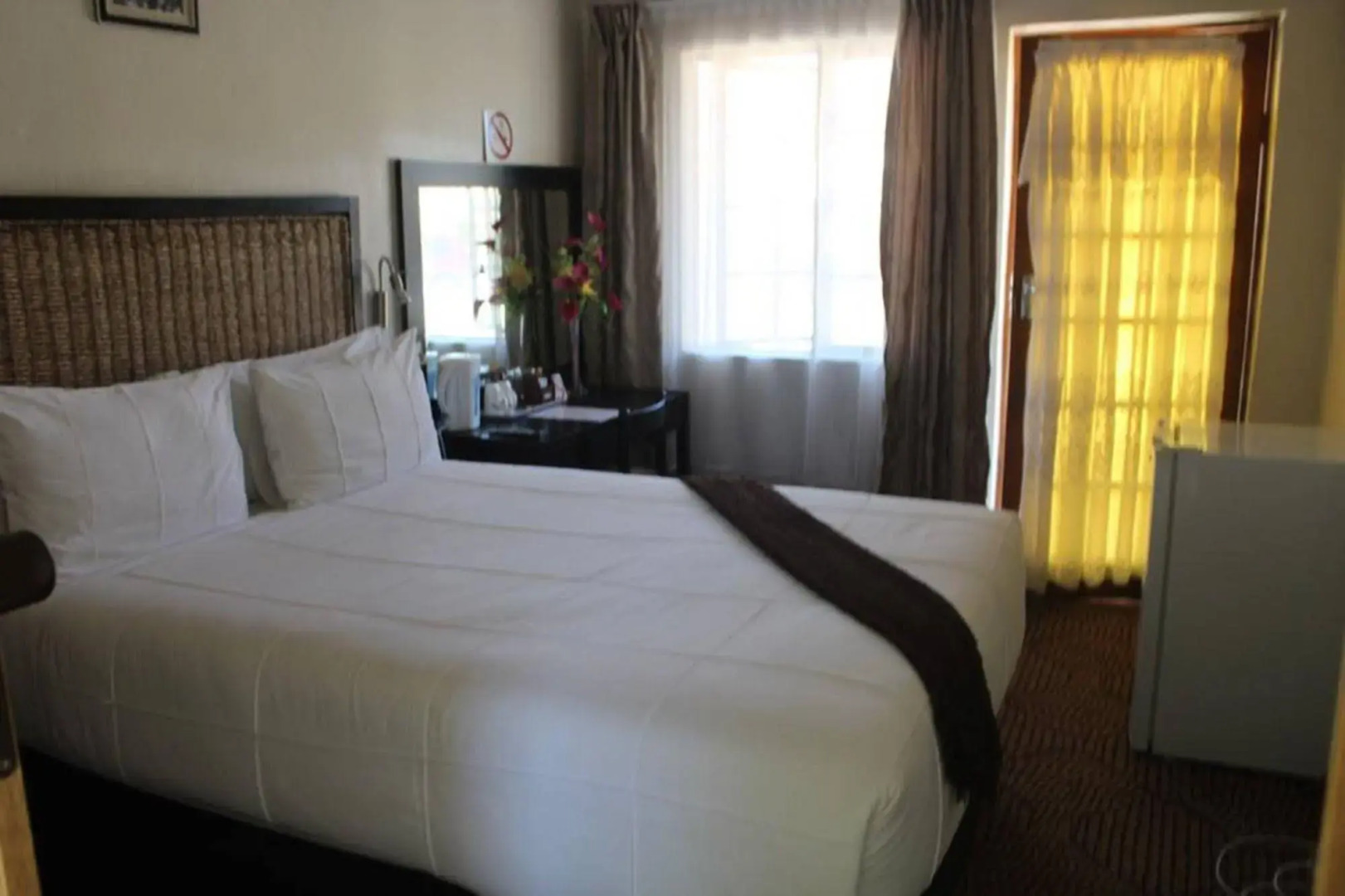 J and E Cyaara Guest House