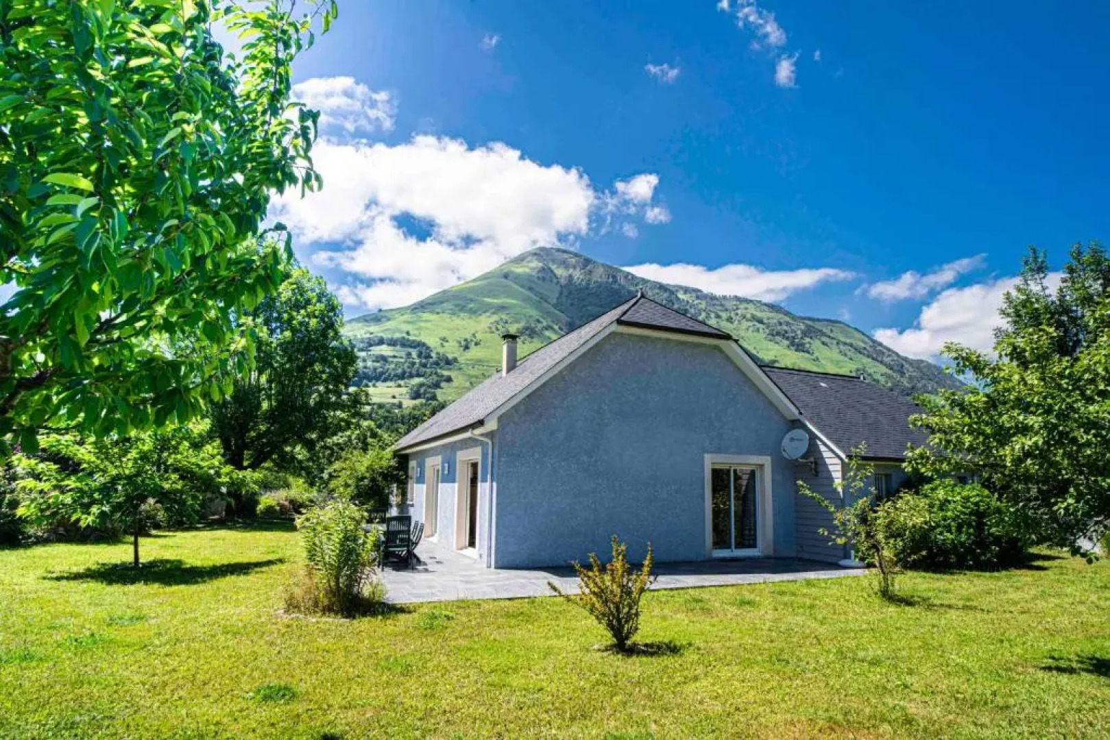 Maison Bleue 5-7 Personnes au Cœur de Bedous, en Vallée D'aspe