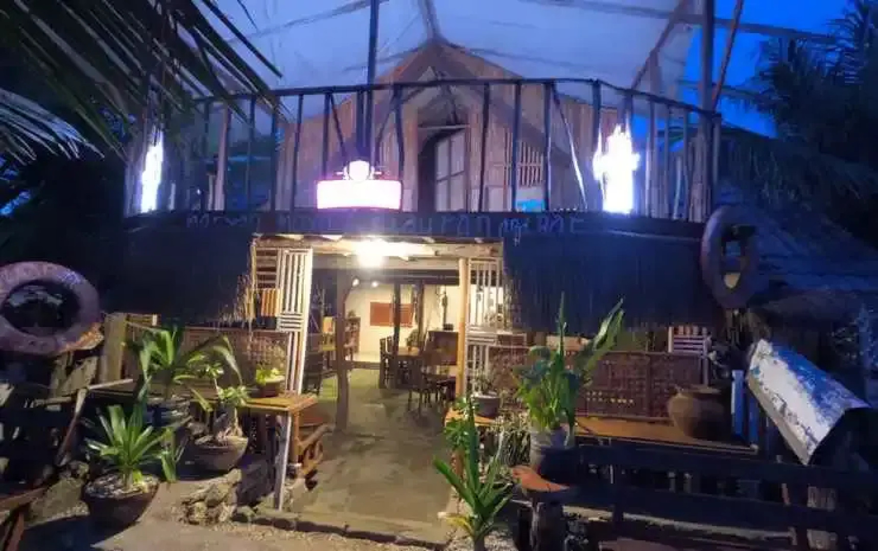 Maryan Moyo Bungalows Bar & Resto