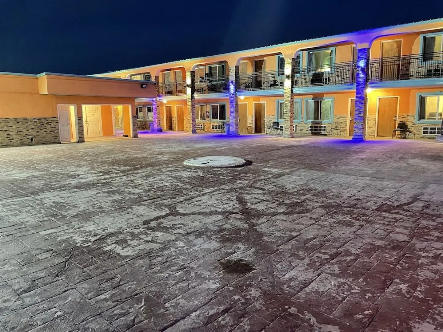 B&J Hotel and Apartment