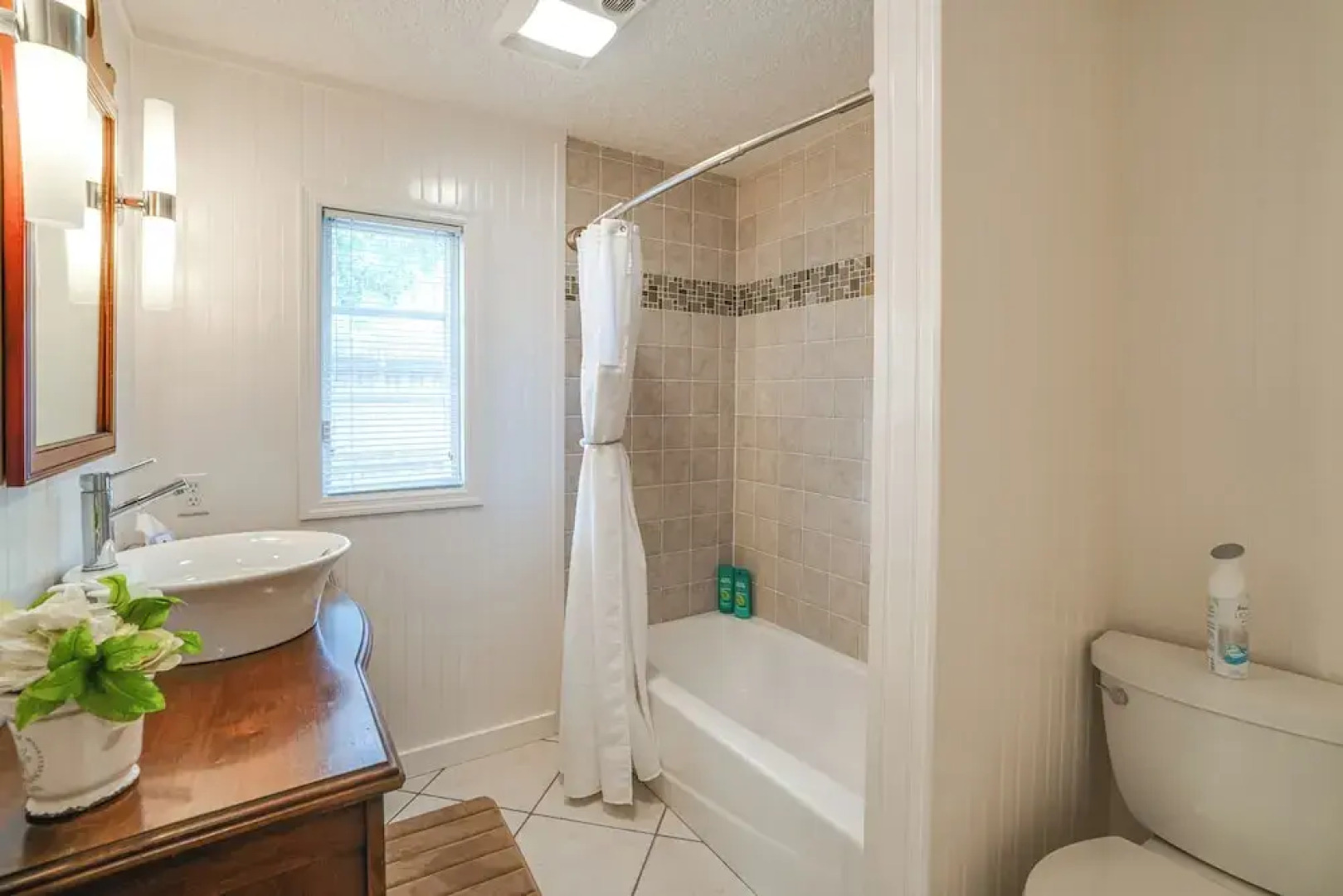 Mt Dora Garden Cottage w/ Patios, Walk to Downtown