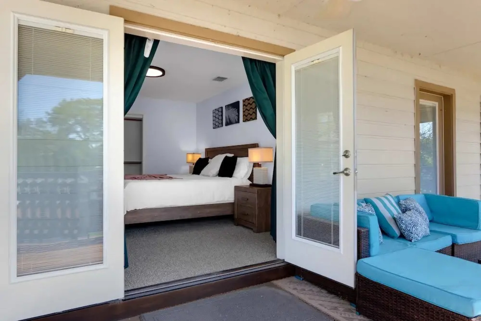 Amazing Lakefront Escape - A Stunner For Sleeps 14