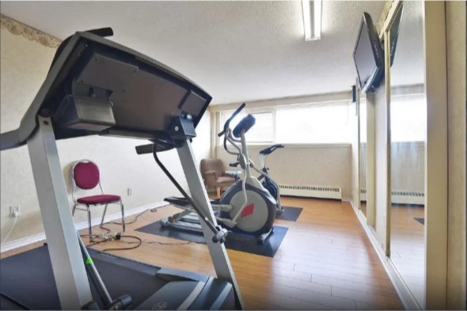 Howard Johnson express Inn & Suites Brampton