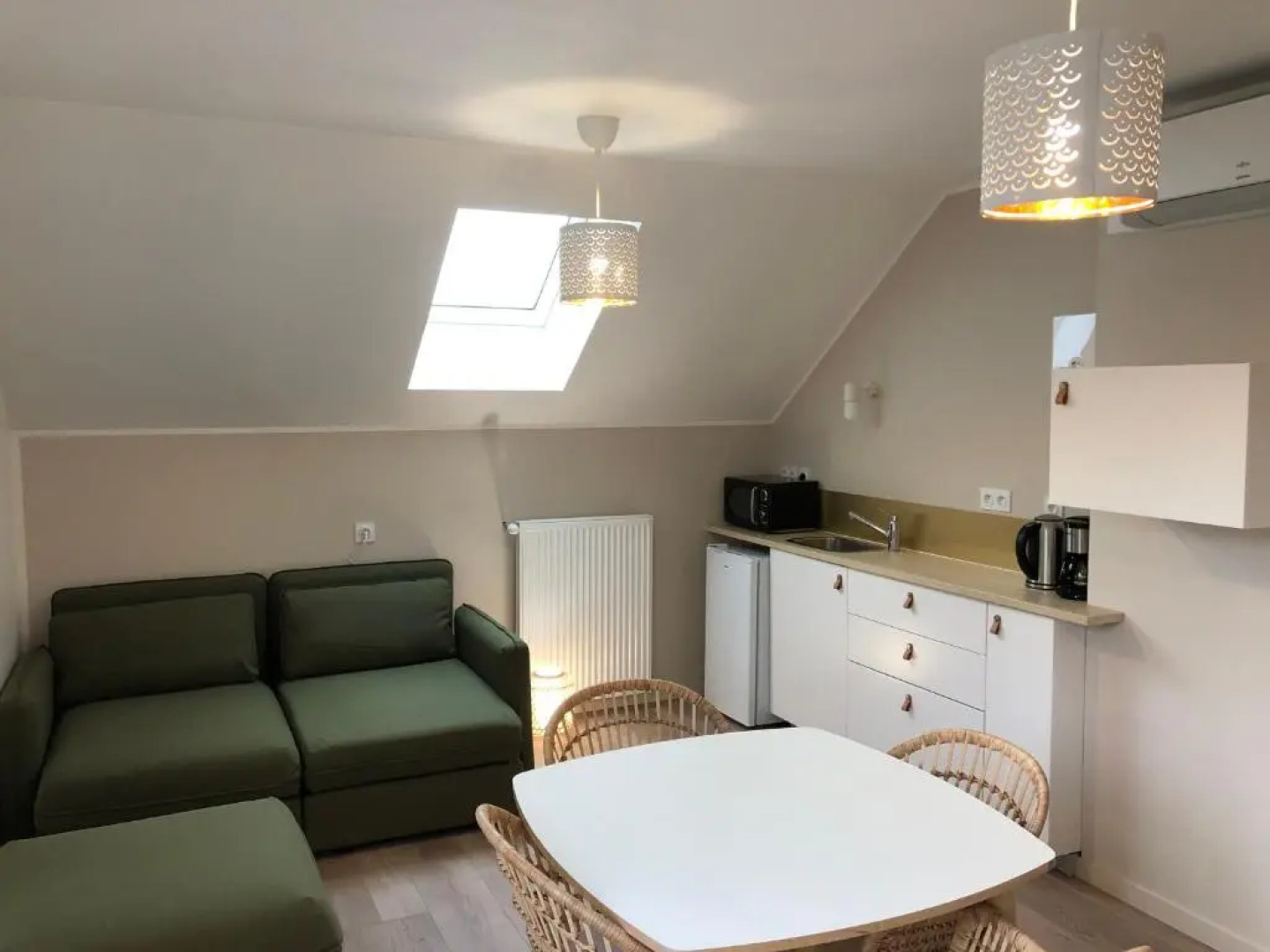 La Maison, 4 appartements 3 étoiles climatisés au centre ville avec jardin proche du Parc et des Thermes