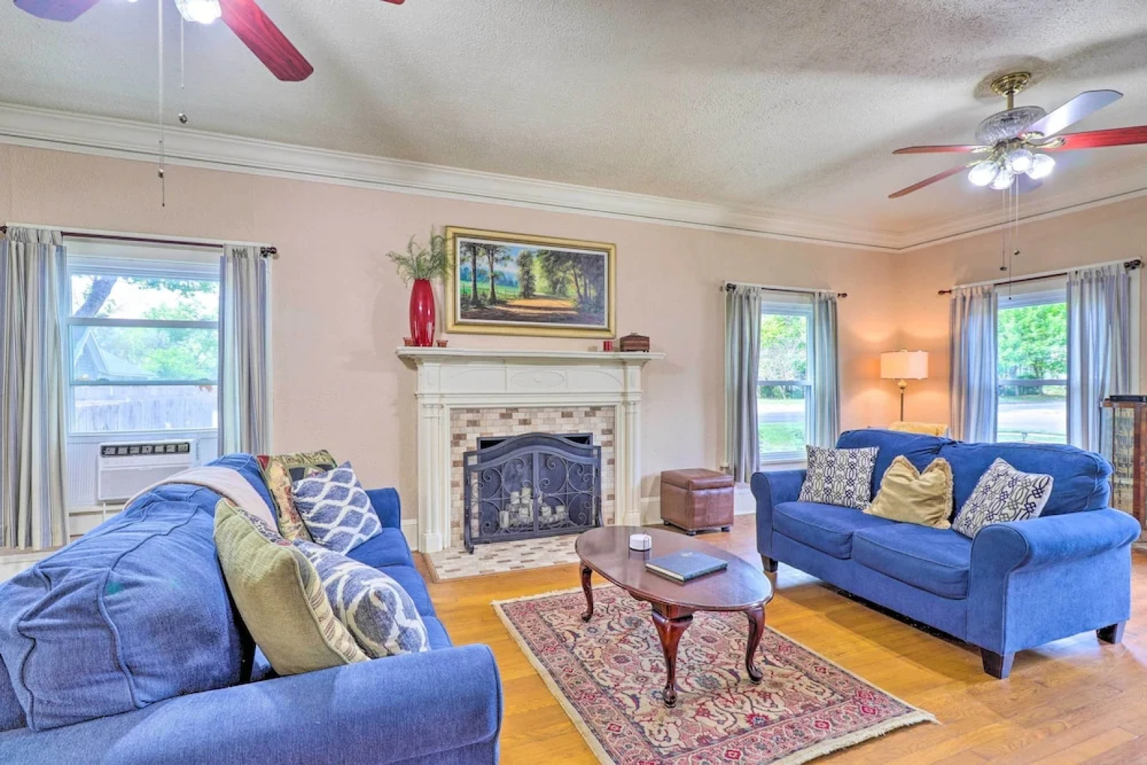 1920s Corsicana Home - Spacious Group Getaway!