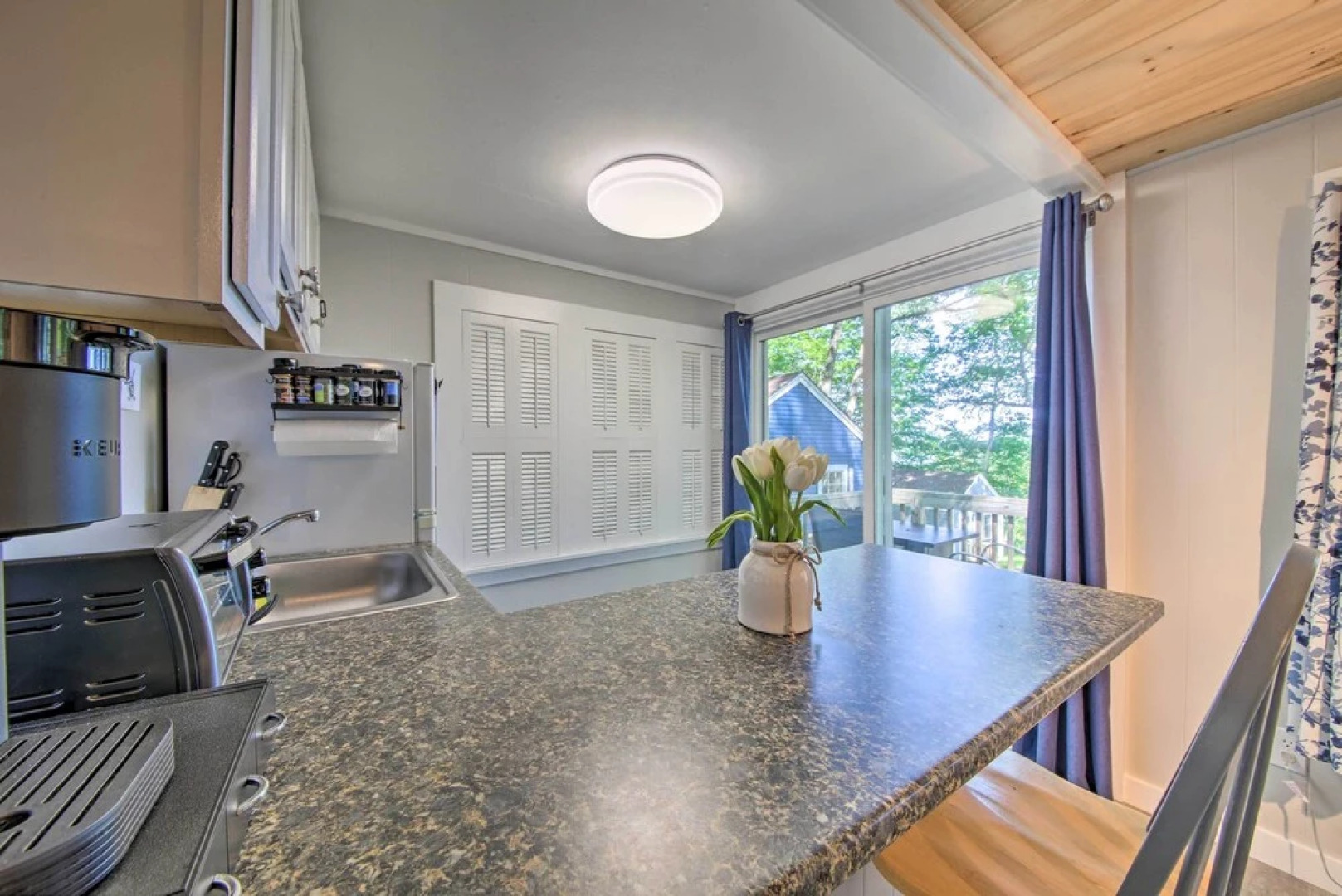 Lush Edgecomb Studio Cottage w/ Fire Table!