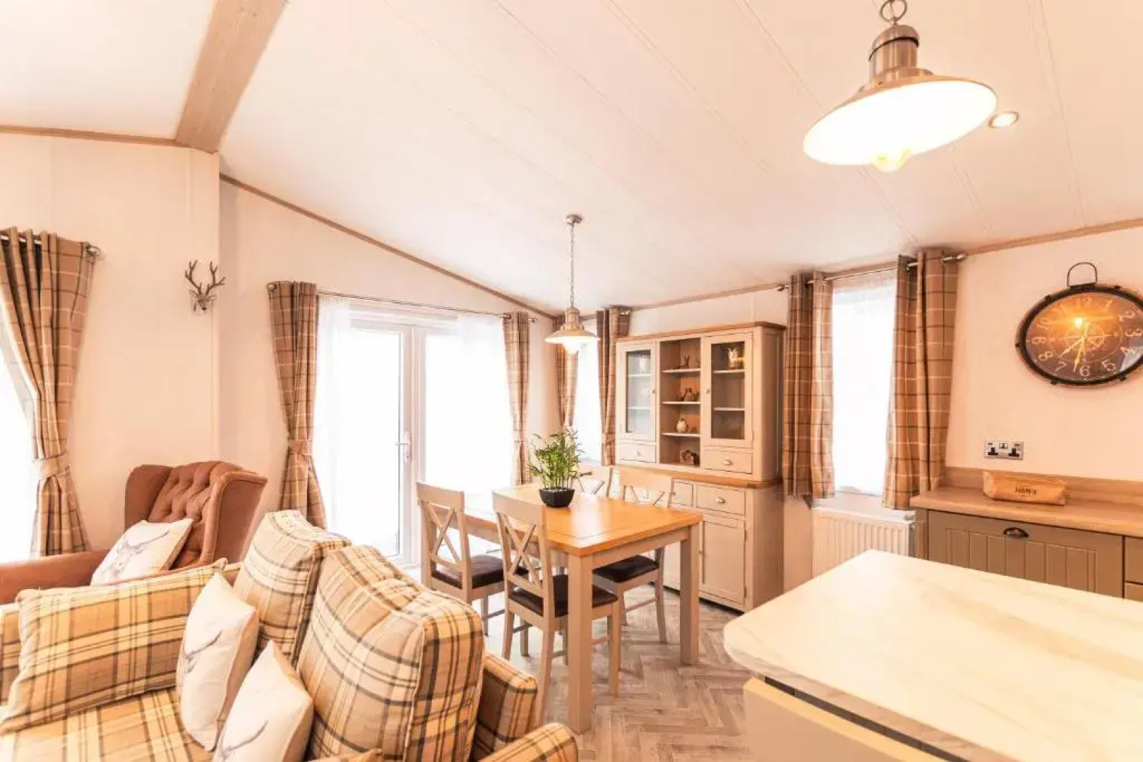 Hemingway Lodge with Hot Tub