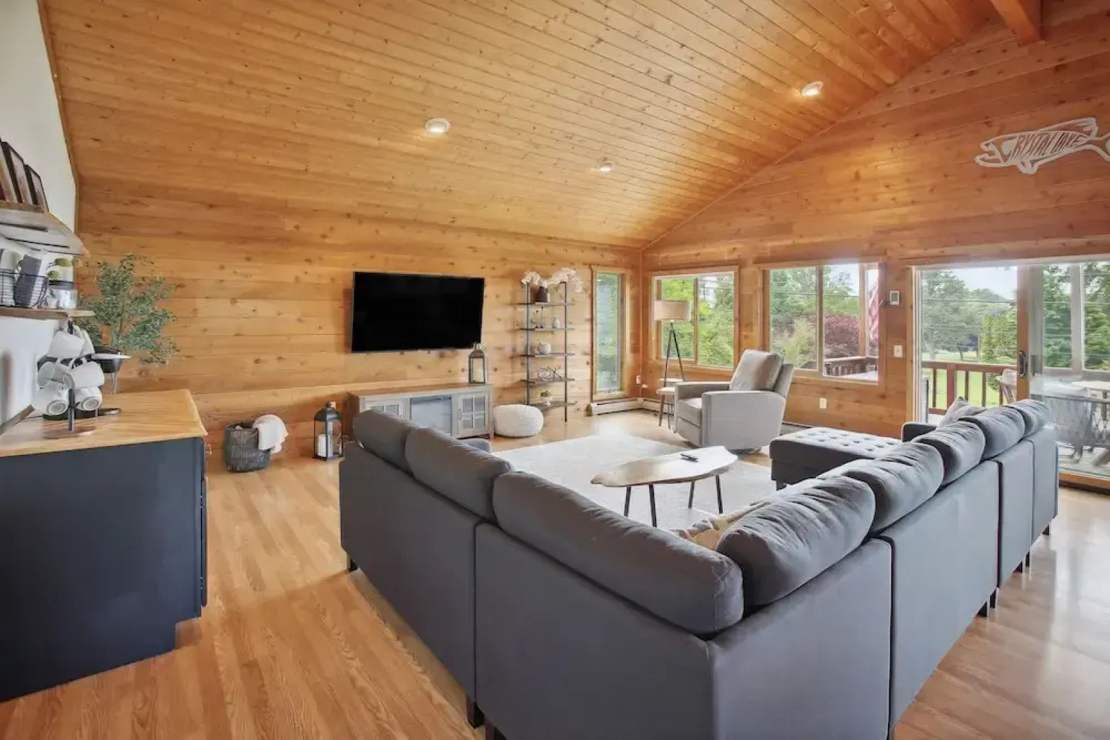 Crystal Lake Vacation Rental, 3 Mi to Betsie River