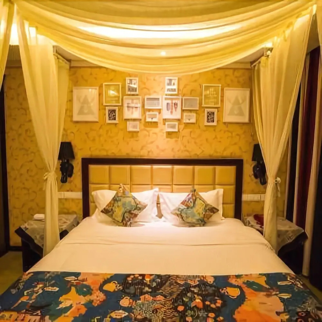 Four Seasons Holiday Hotel