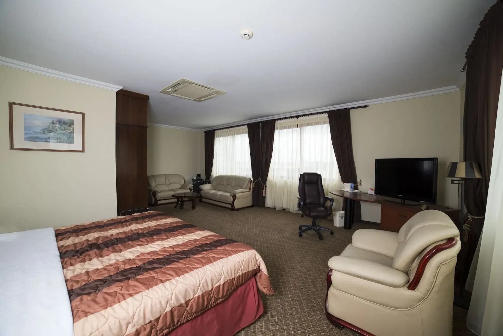 Hotel Elegance N.V.