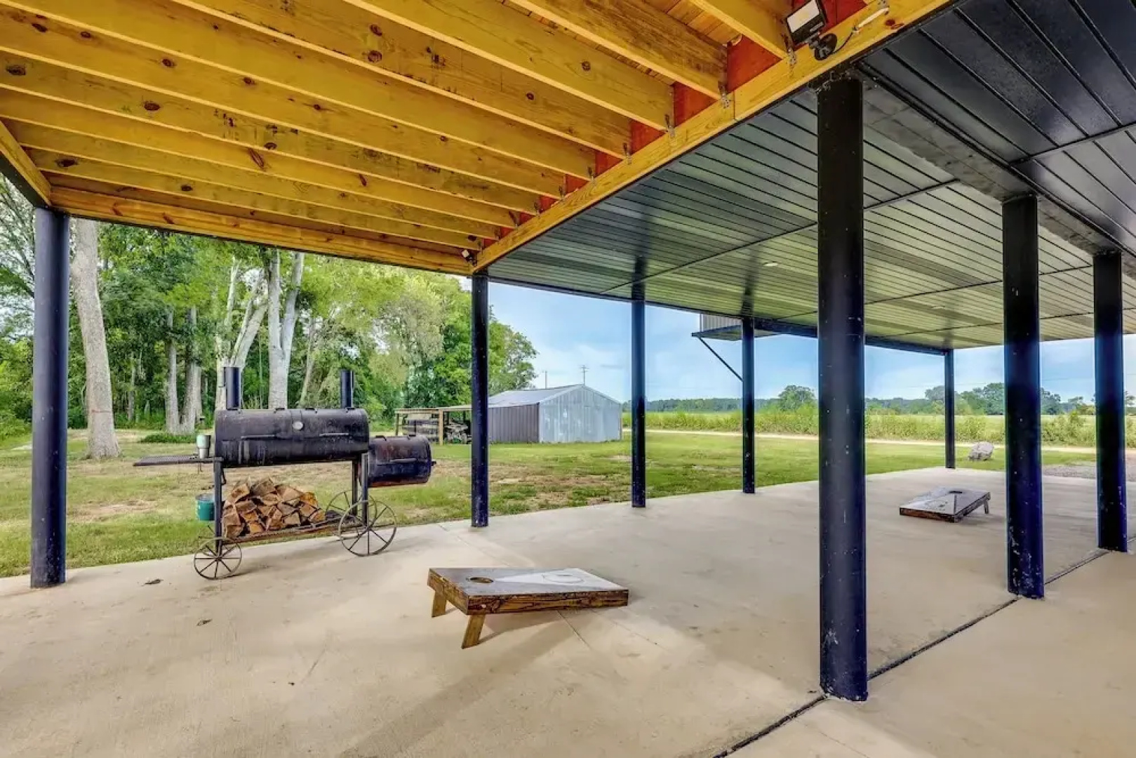 Modern, Riverfront Family House w/ Balcony & Grill