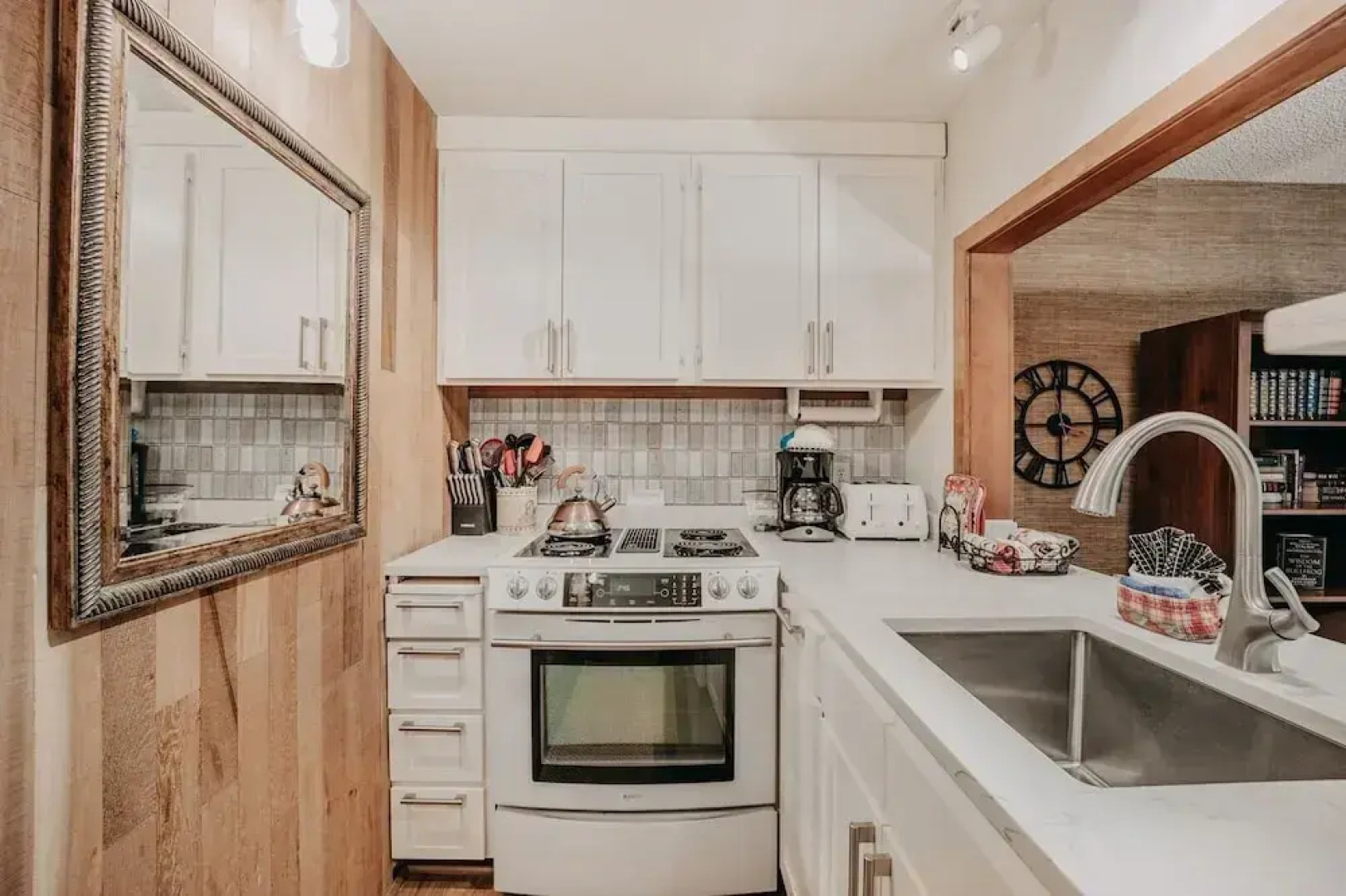 84sw - Sauna - Soaker Tub -  Fireplace - Sleeps 6 2 Bedroom Home by RedAwning