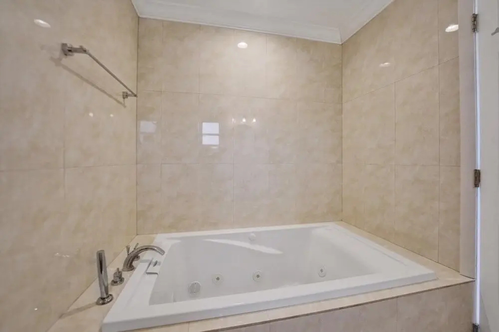 Casa Lago 3 Bedroom Home by Redawning