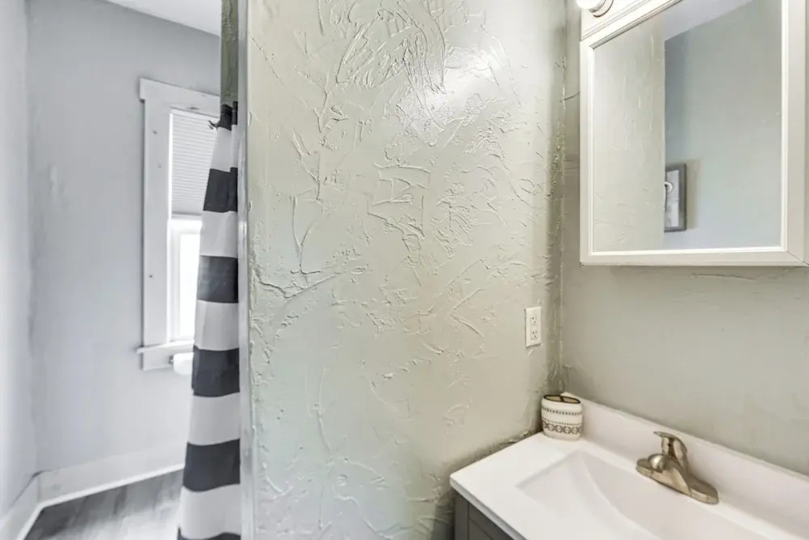 Updated New Kensington Home w/ Deck: 22 Mi to Pgh!