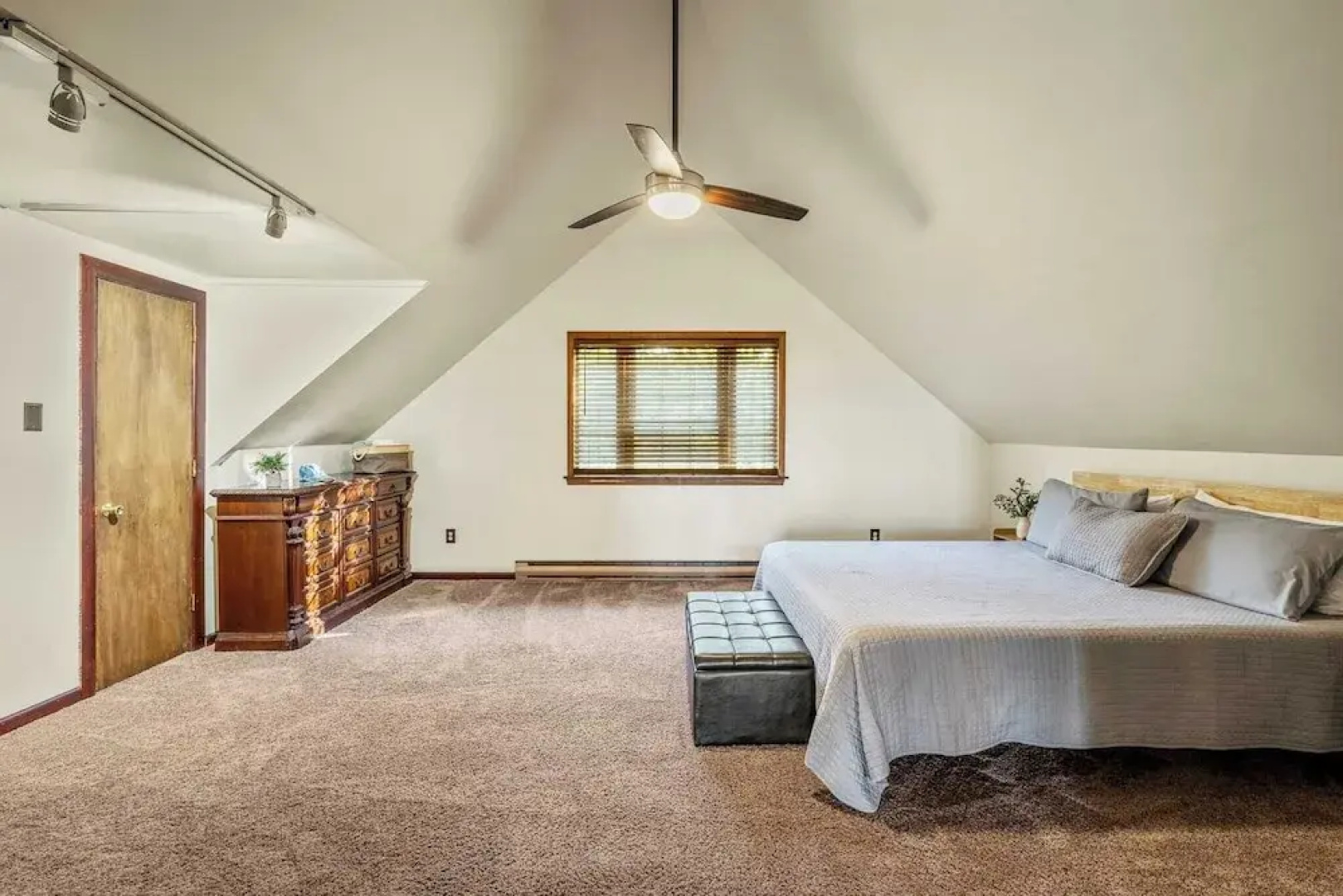 Sky View Chalet by Avantstay Stunning Interior, Spacious Deck, Hot Tub, & View