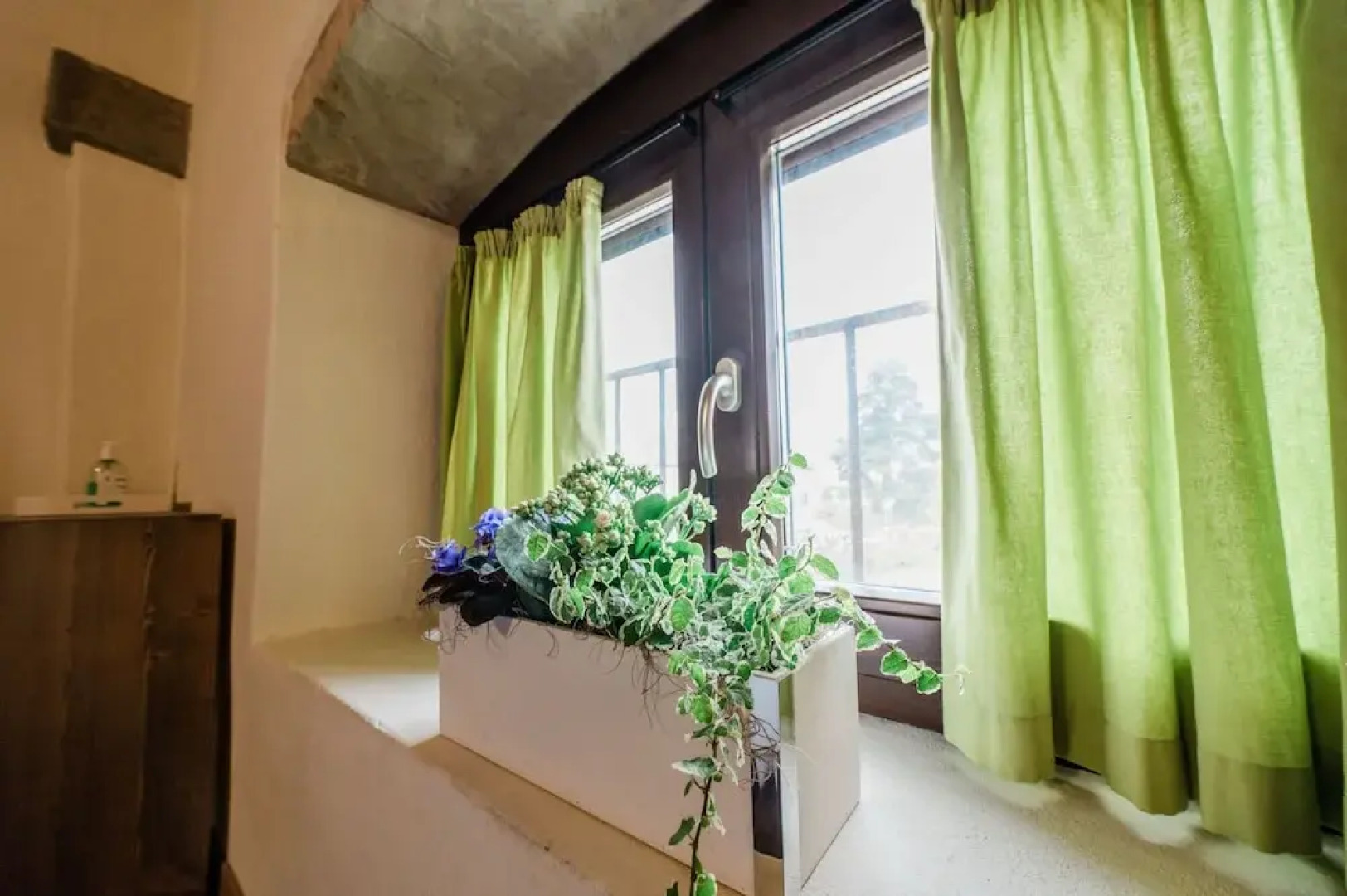 Smart Rooms & Restaurant